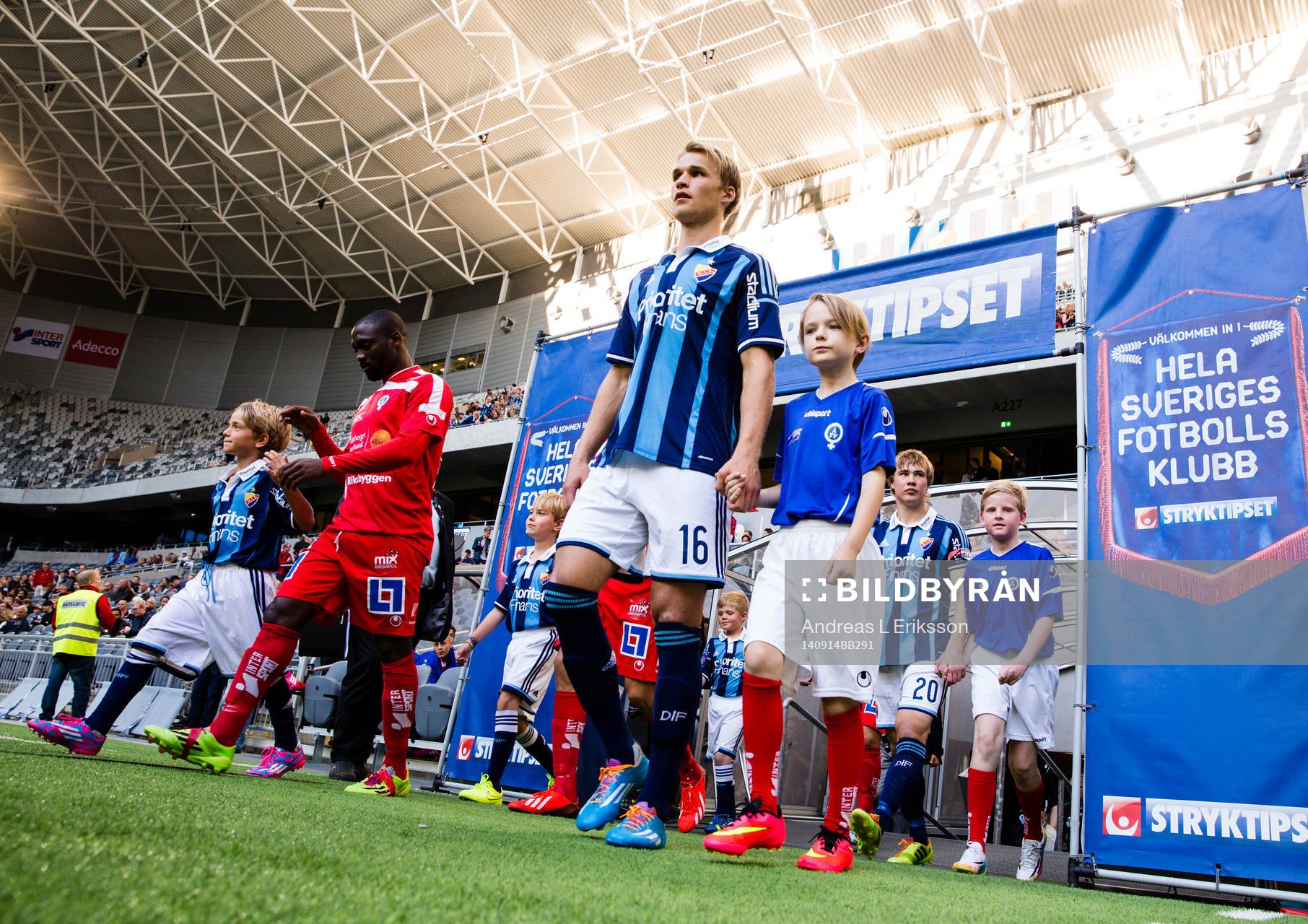 Djurgårdens Sebastian Andersson kliver ut på planen innan