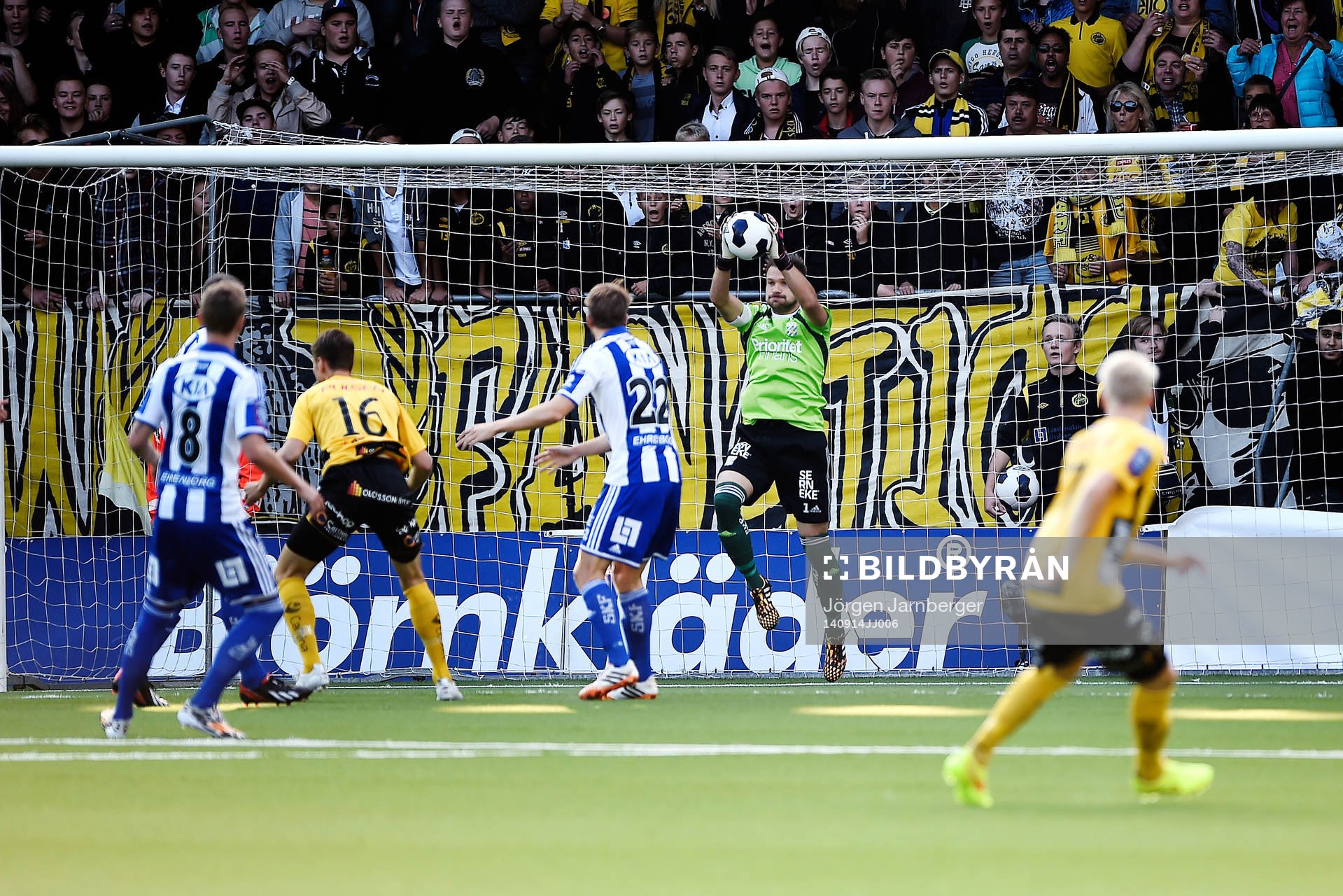 IFK Göteborgs målvakt John Alvbåge gör en räddning under fotbollsmatchen i Allsvenskan mellan Elfsborg och IFK Göteborg den 14 september 2014 i Borås.