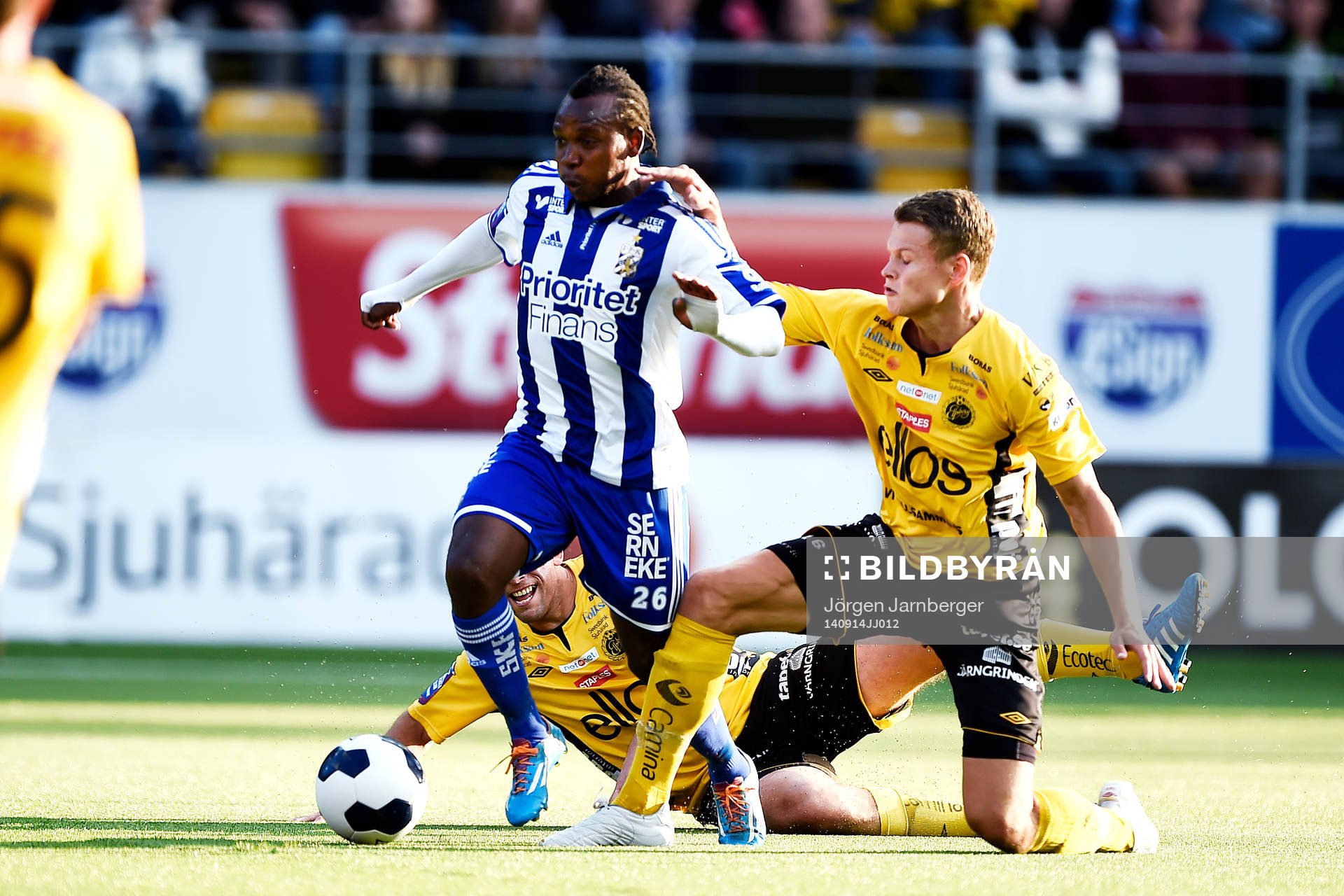IFK Göteborgs May Mahlangu i en duell med Elfsborgs Viktor
