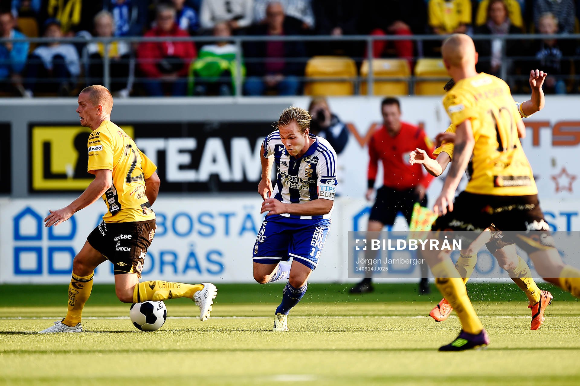 IFK Göteborgs Gustav Engvall tar sig fram
