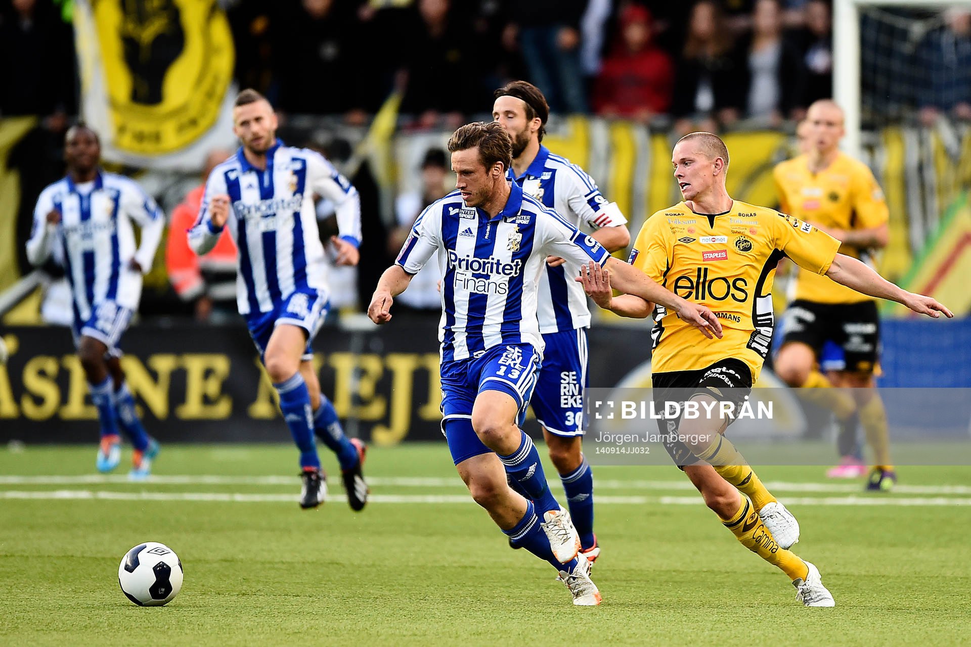 IFK Göteborgs Gustav Svensson bryter bollen av Elfsborgs