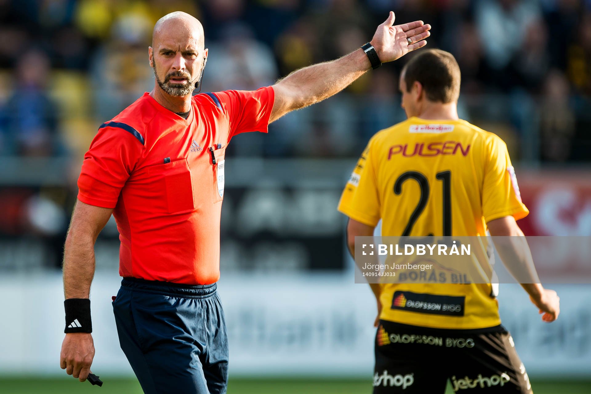 domare Stefan Johannesson under fotbollsmatchen i Allsvenskan mellan Elfsborg och IFK Göteborg den 14 september 2014 i Borås.