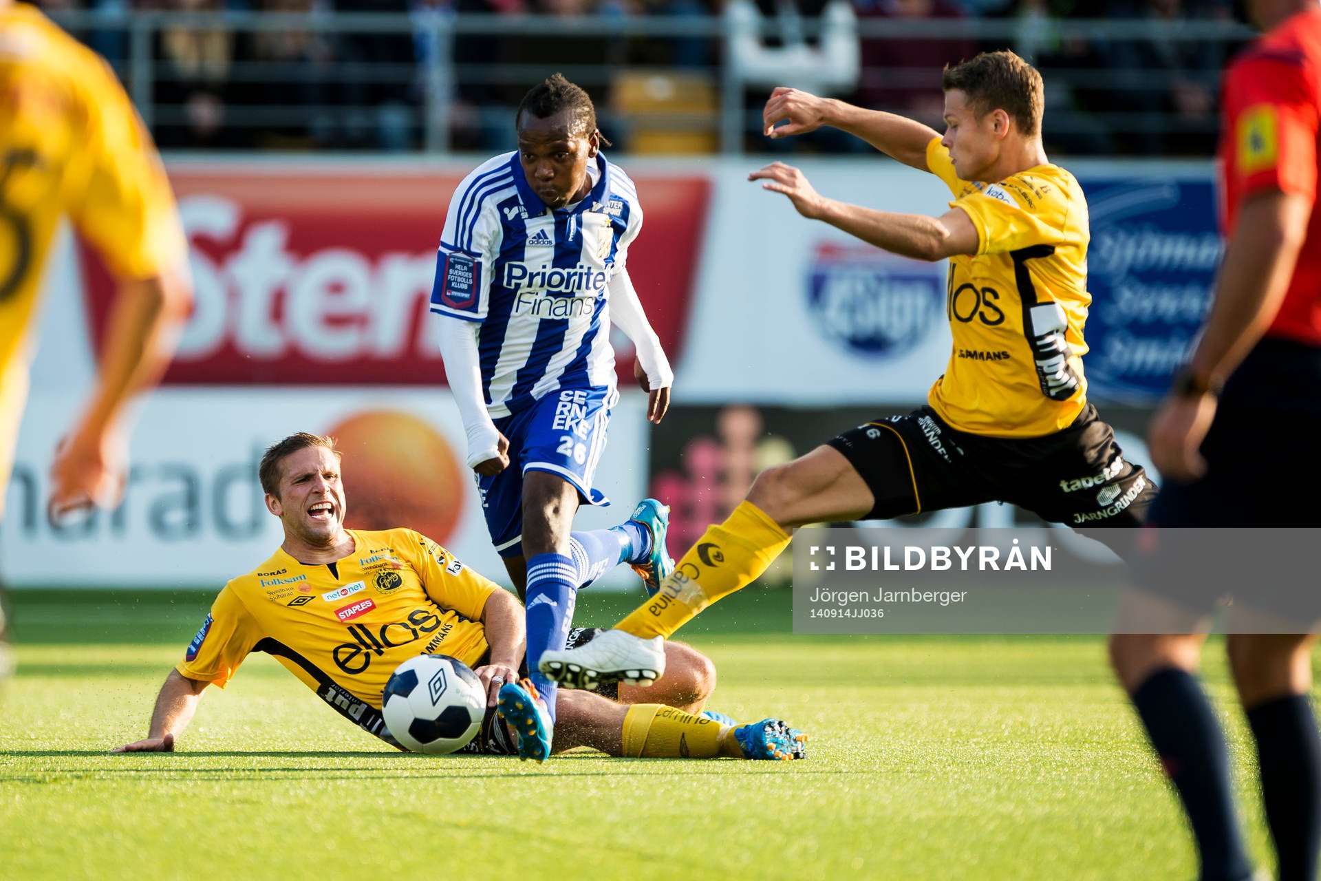 IFK Göteborgs May Mahlangu tar sig förbi Elfsborgs Anders