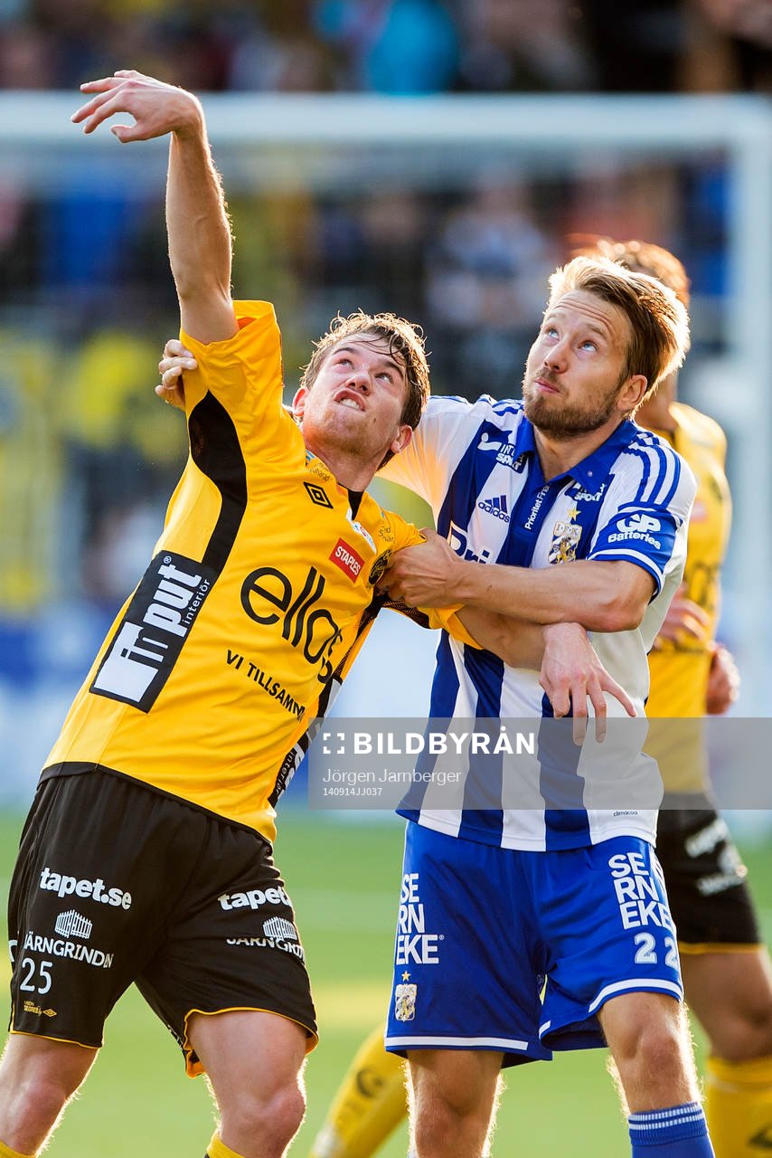 Elfsborgs Marcus Rohdén och IFK Göteborgs Adam Johansson under fotbollsmatchen i Allsvenskan mellan Elfsborg och IFK Göteborg den 14 september 2014 i Borås.