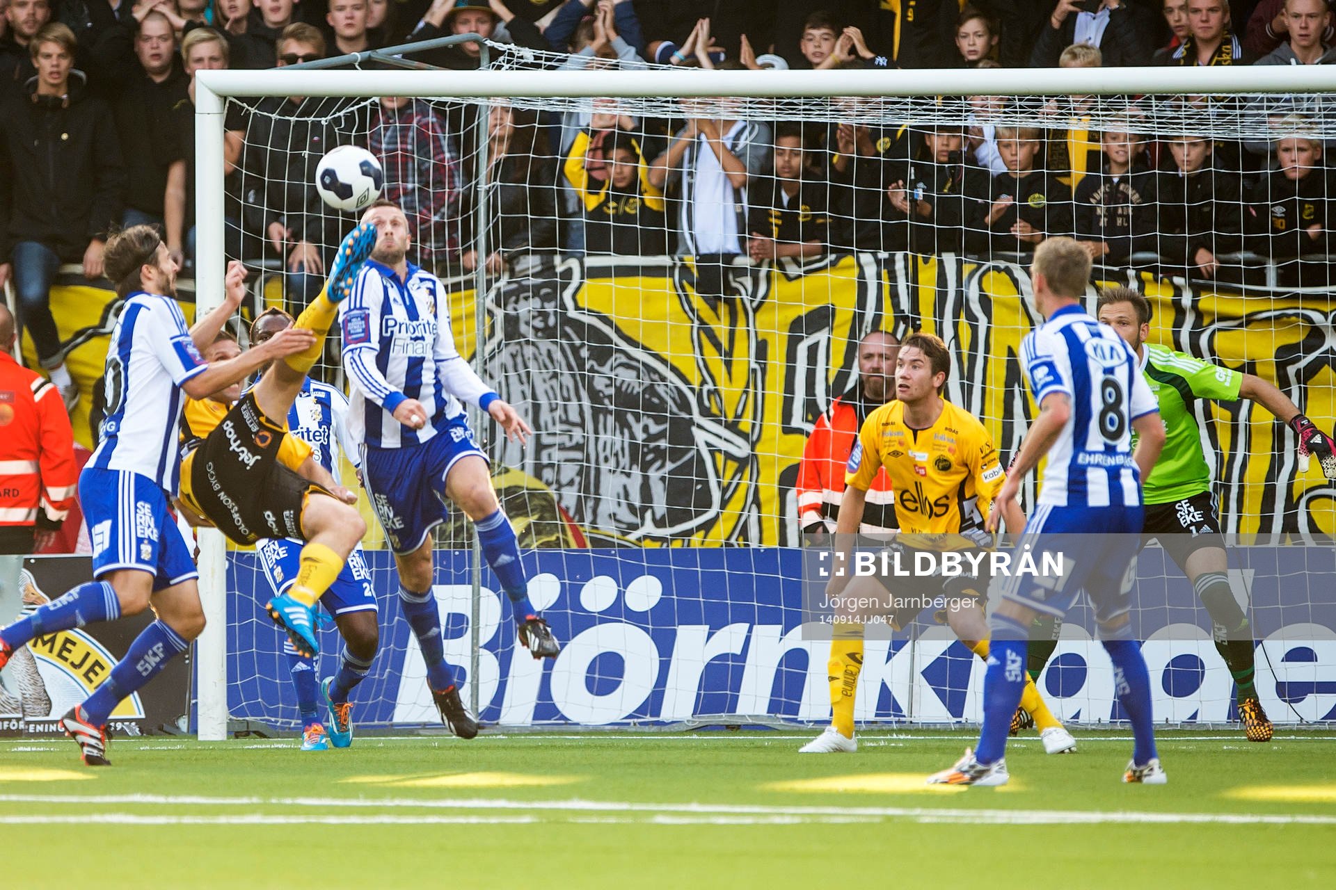 Elfsborgs Anders Svensson försöker sig på en konstspakr