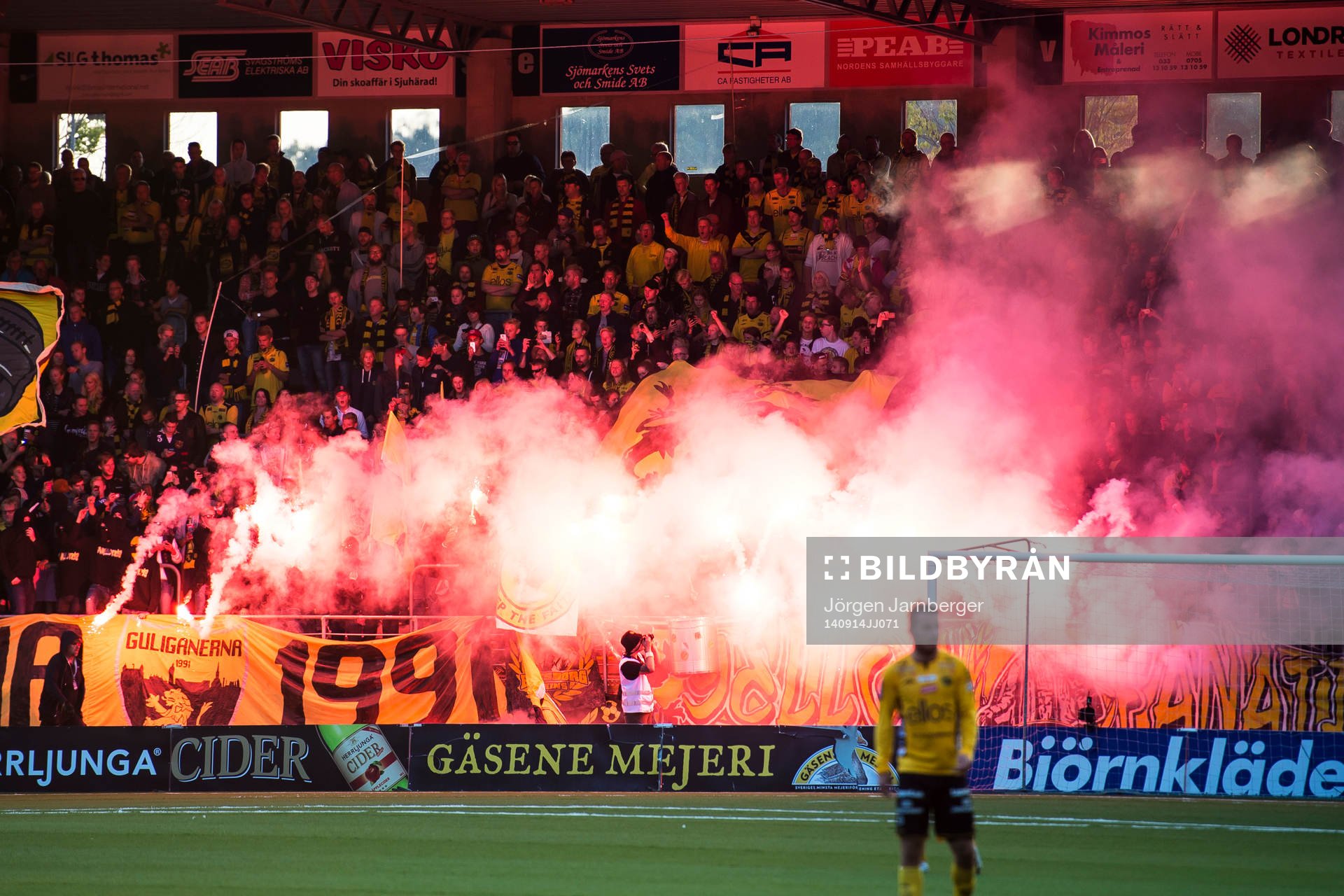 Elfsborgs supportrar tänder bengaler