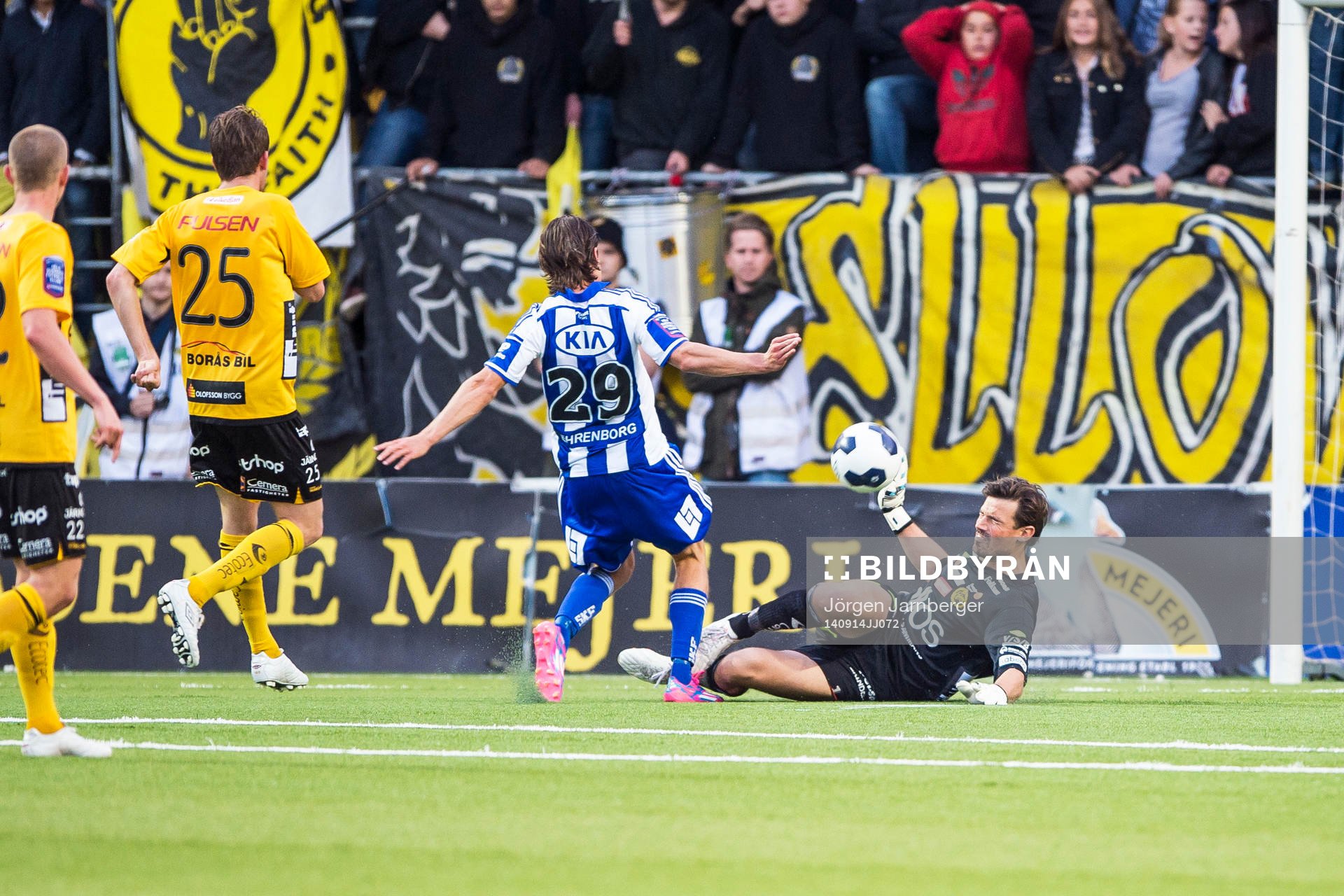 Elfsborgs målvakt Kevin Stuhr Ellegaard räddar