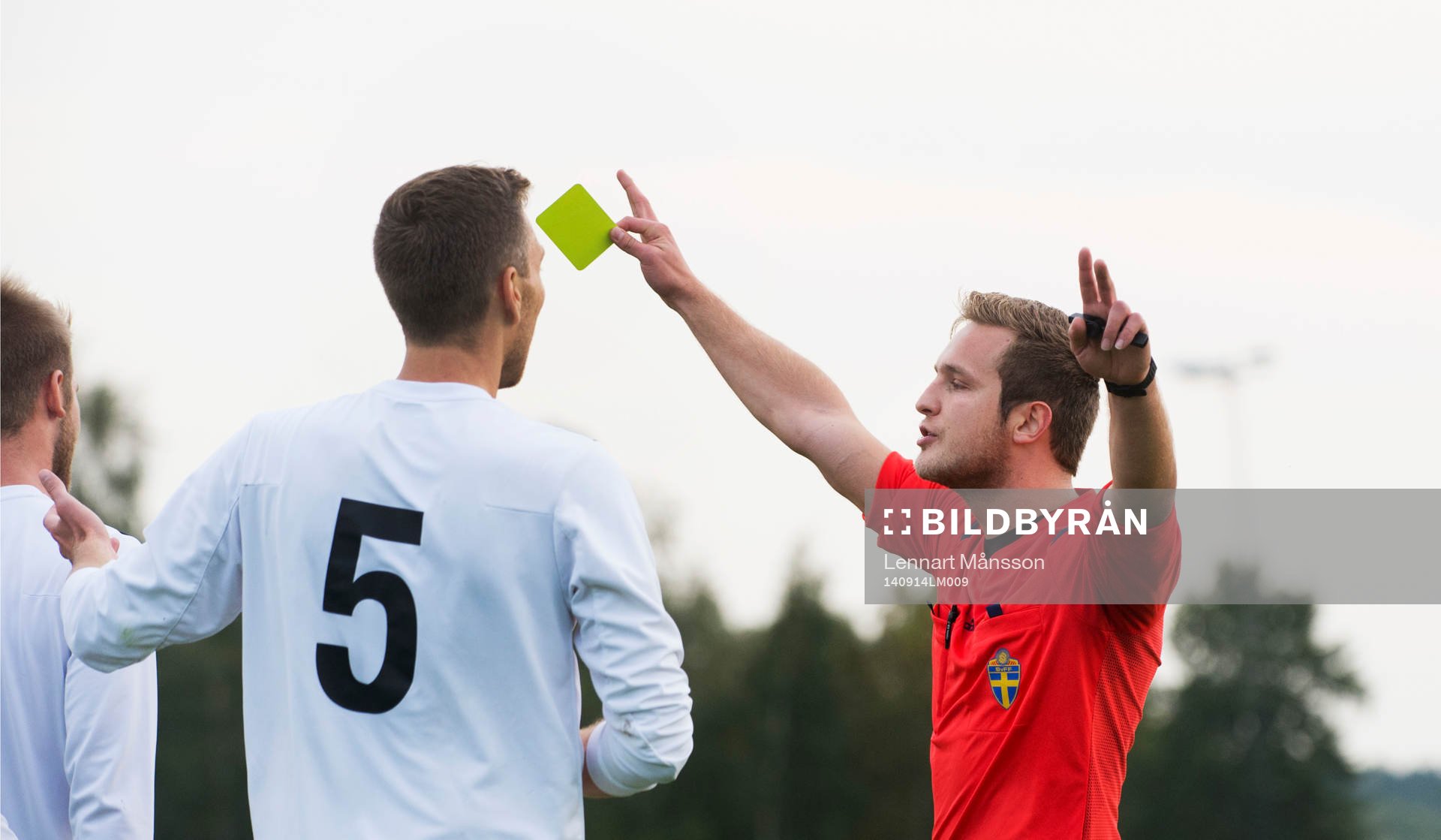 Domaren visar gult kort i matchen i division 3 mellan IFK