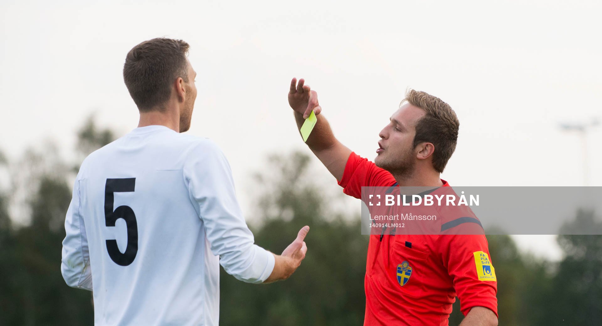 Domaren visar gult kort i matchen i division 3 mellan IFK