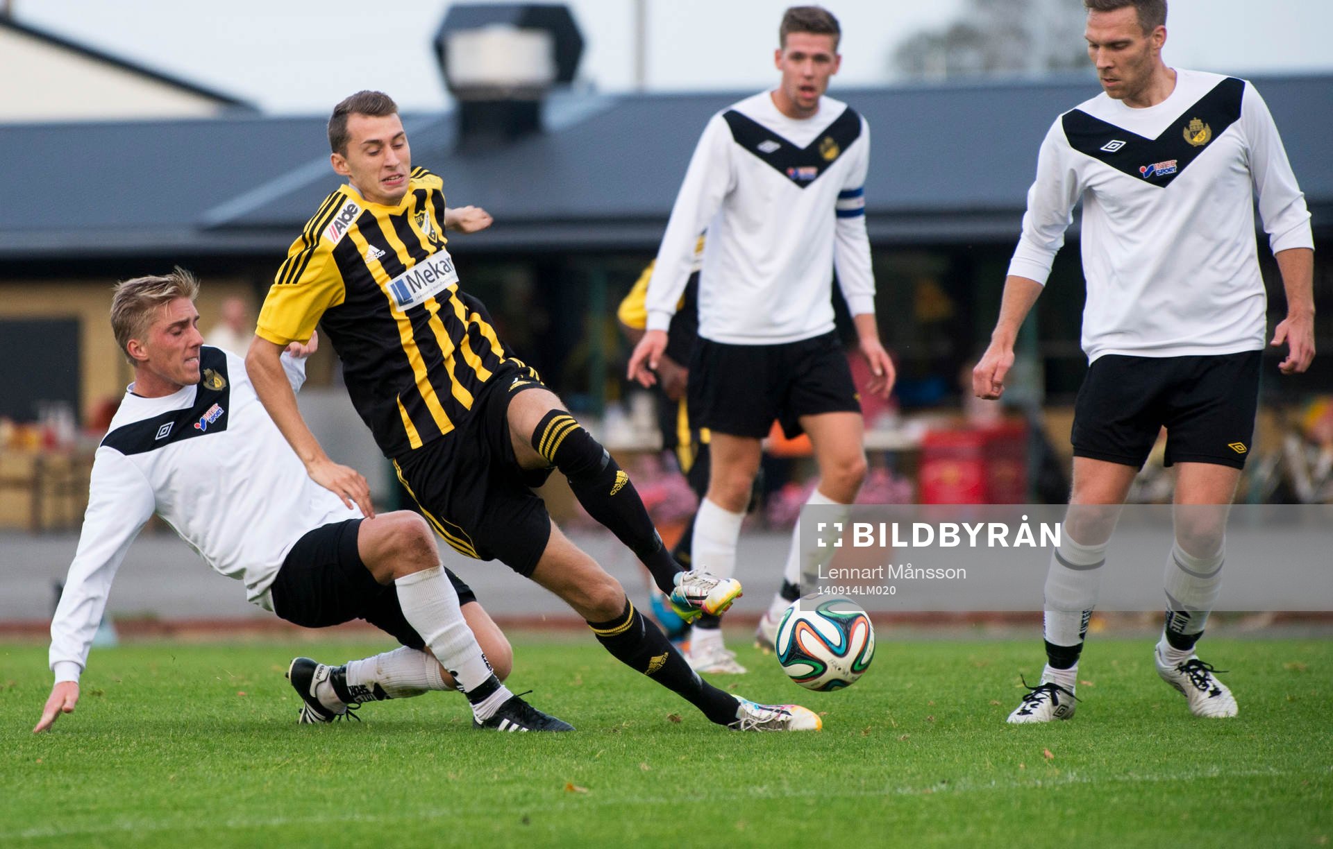 IFK Hässleholms Ilir Salja tacklas i matchen i division 3