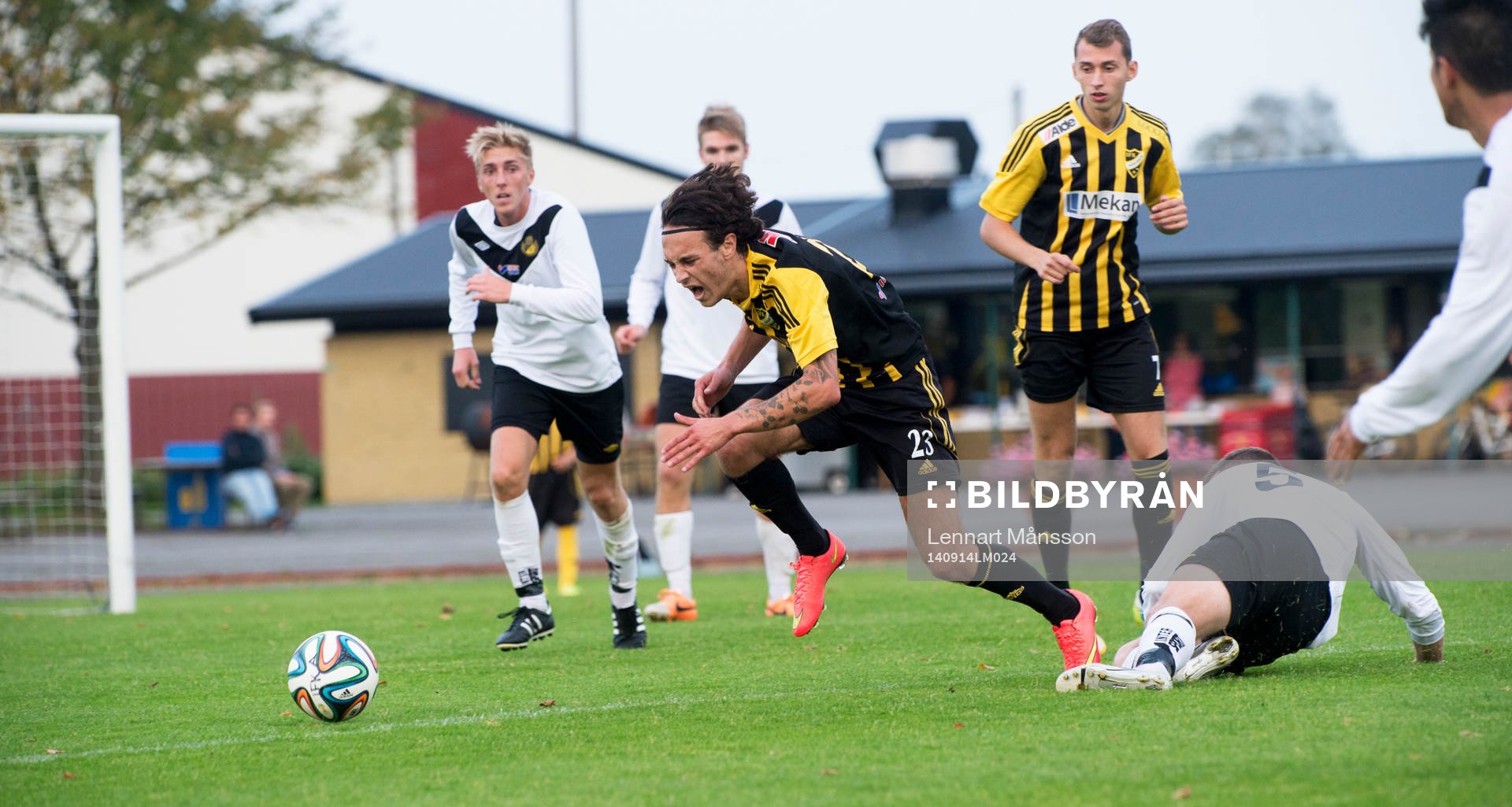 IFK Hässleholms Karim Al-Asi fälls bryskt i matchen i