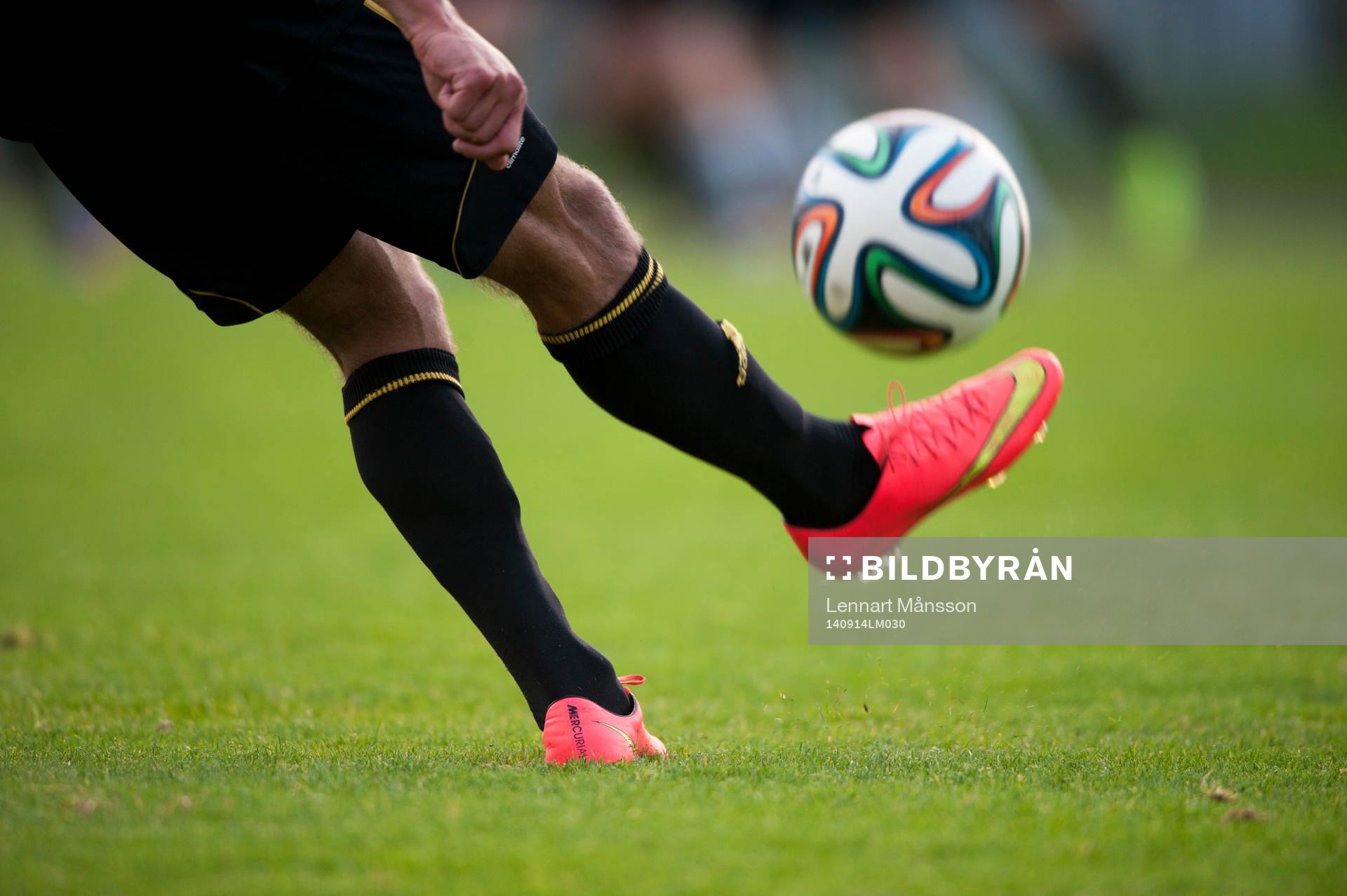 Inspark med Nike fotbollsskor och Adidas fotboll i matchen i division 3 mellan IFK Hässleholm och Växjö BK i Hässleholm 14 september 2014.