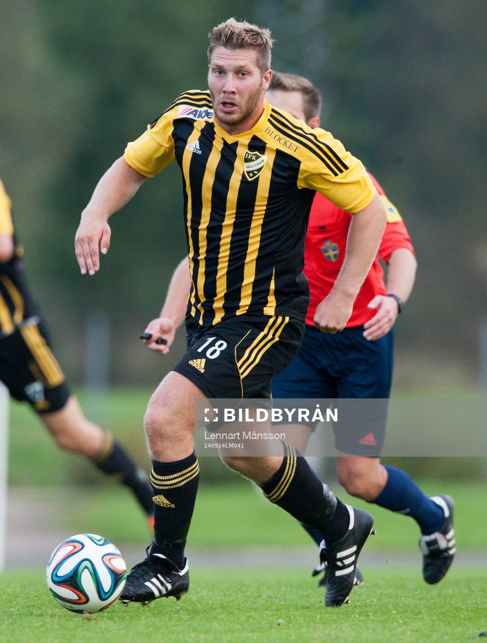 IFK Hässleholms Daniel Engel i matchen i division 3 mellan IFK Hässleholm och Växjö BK i Hässleholm 14 september 2014.