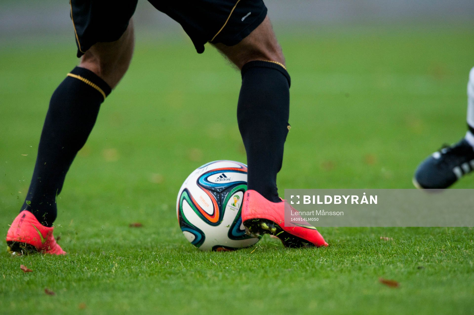Fotbollsskor Nike och fotboll Adidas i matchen i division 3