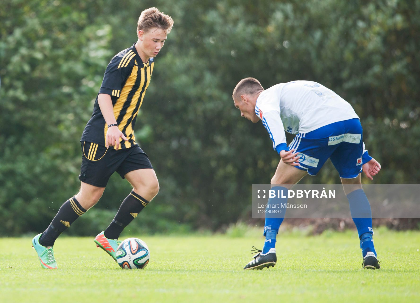 IFK Hässleholms Theo Ekström finra en Värnamo-spelare  i