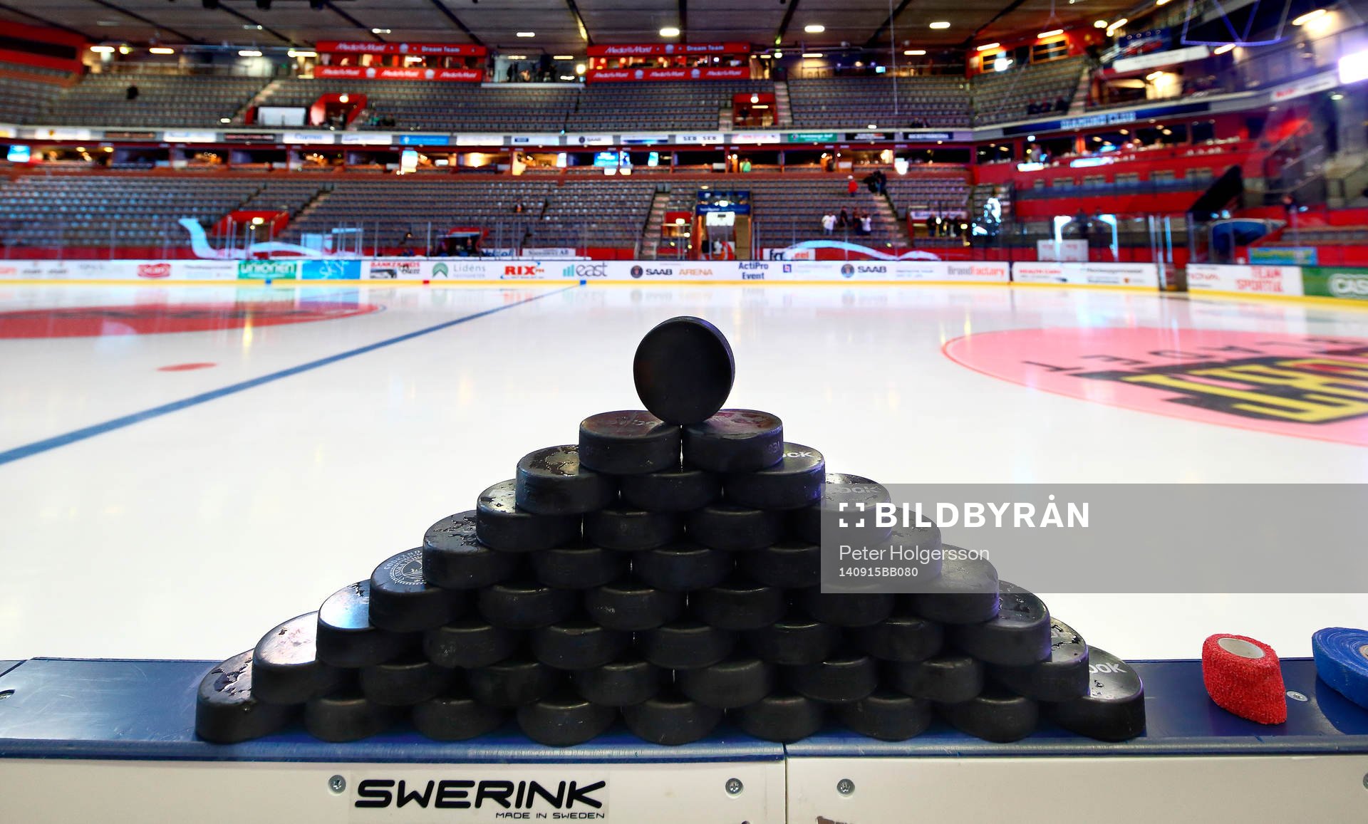 Puckar före ishockeymatchen i SHL mellan Linköping och