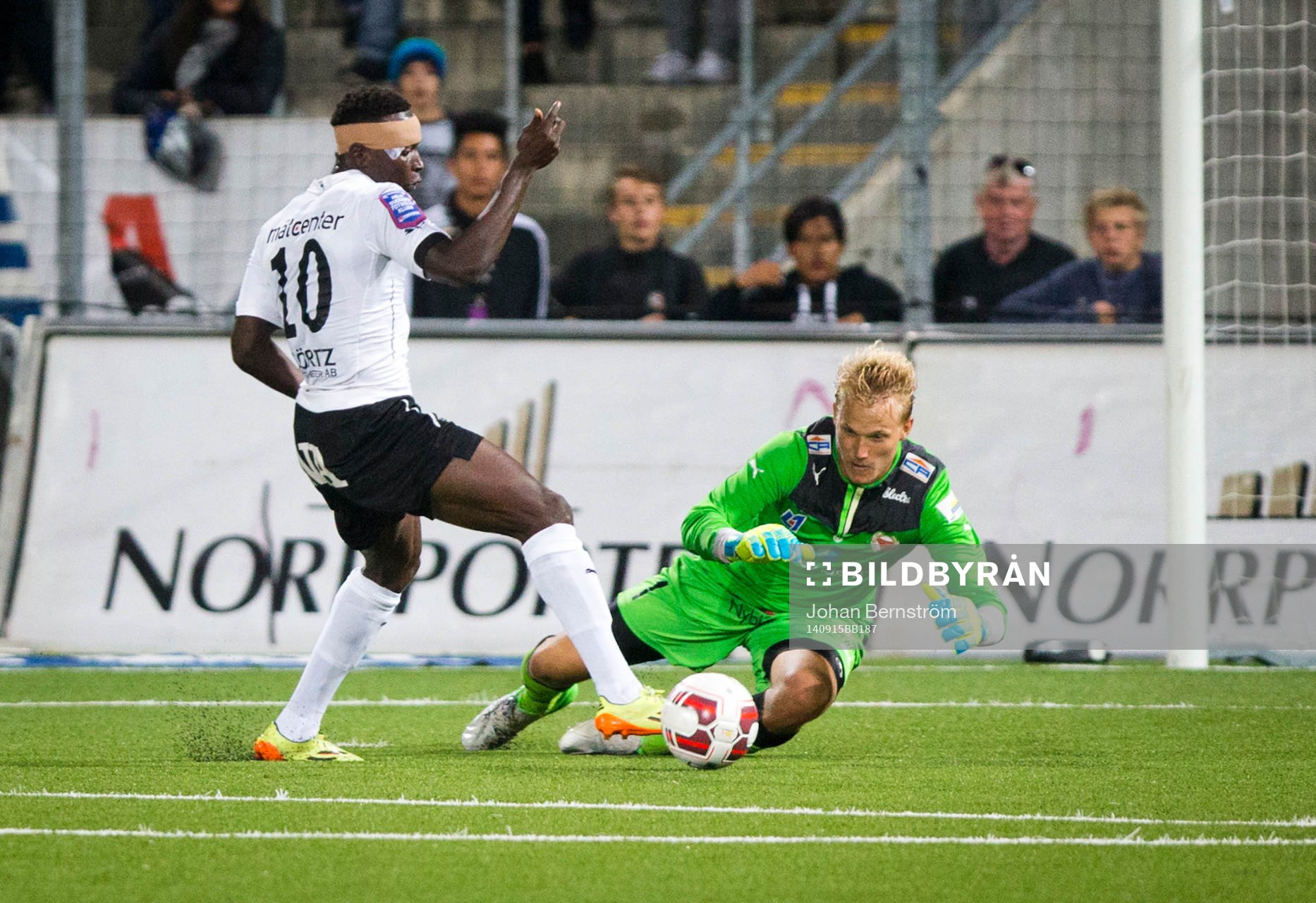 Kalmars målvakt Ole Söderberg kapar Örebros Alhassan