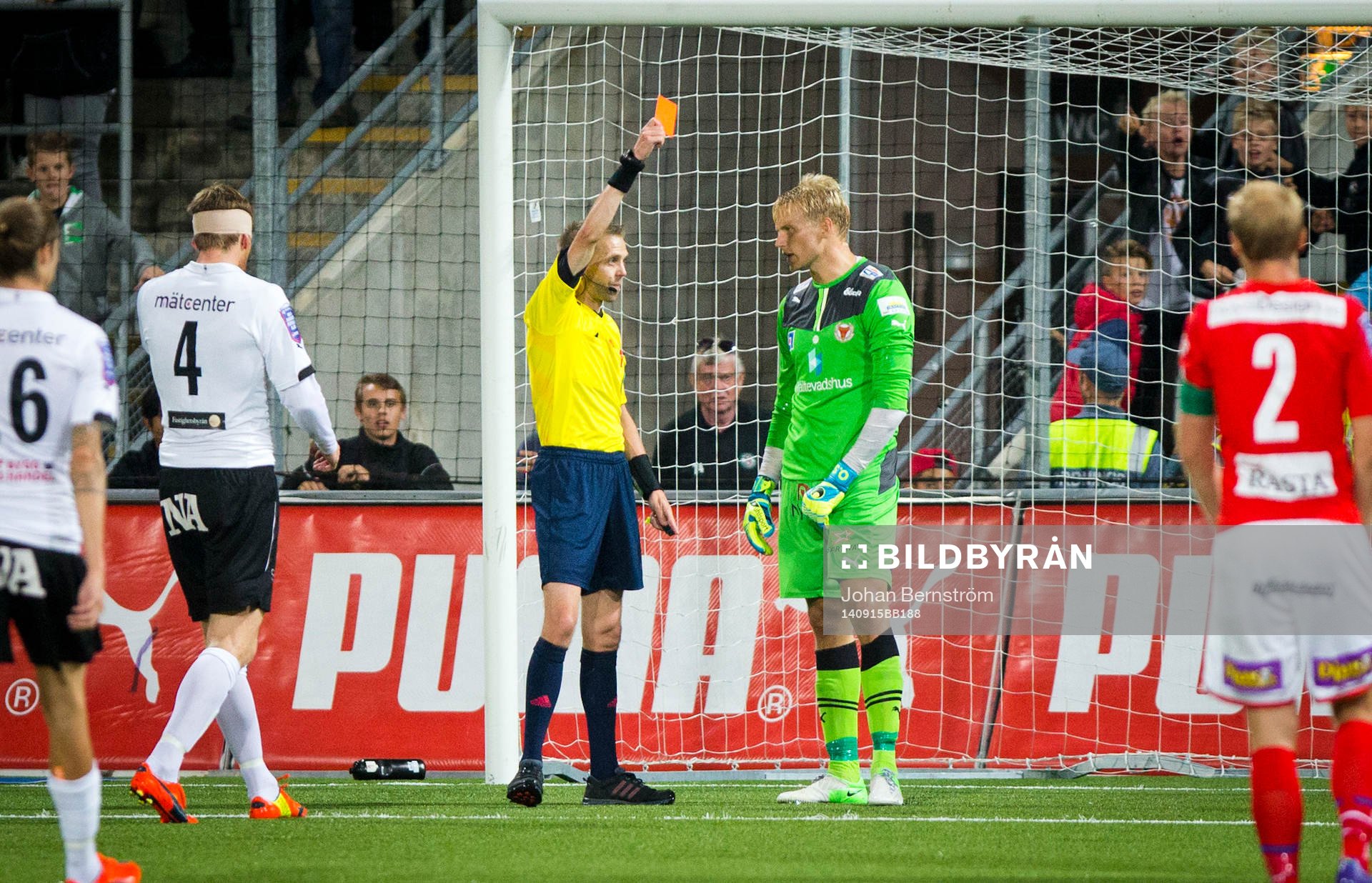 Kalmars målvakt Ole Söderberg kapar Örebros Alhassan Kamara och får rött kort i Allsvenskan mellan Örebro och Kalmar den 15 september 2014 i Örebro.