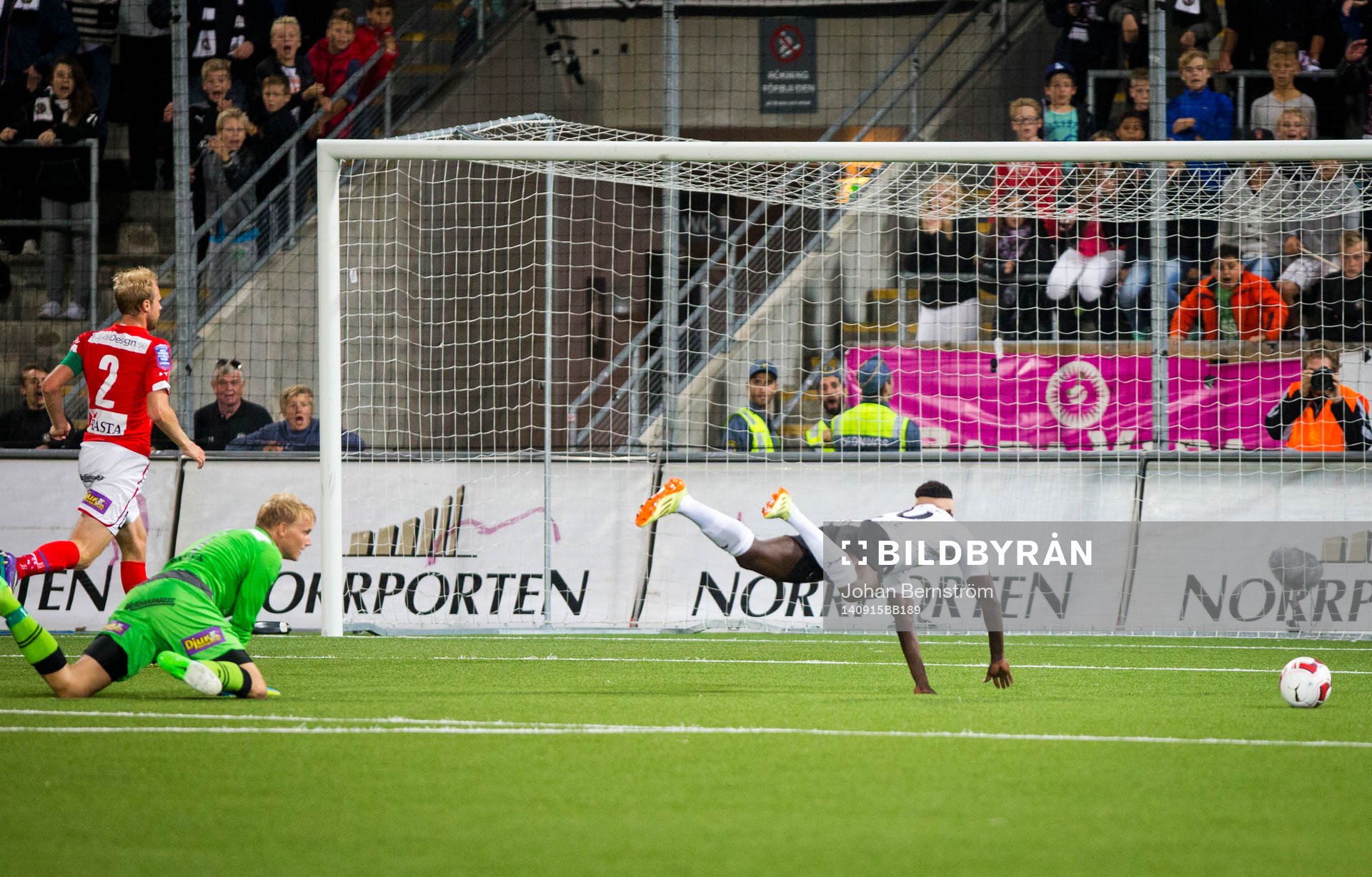 Kalmars målvakt Ole Söderberg kapar Örebros Alhassan