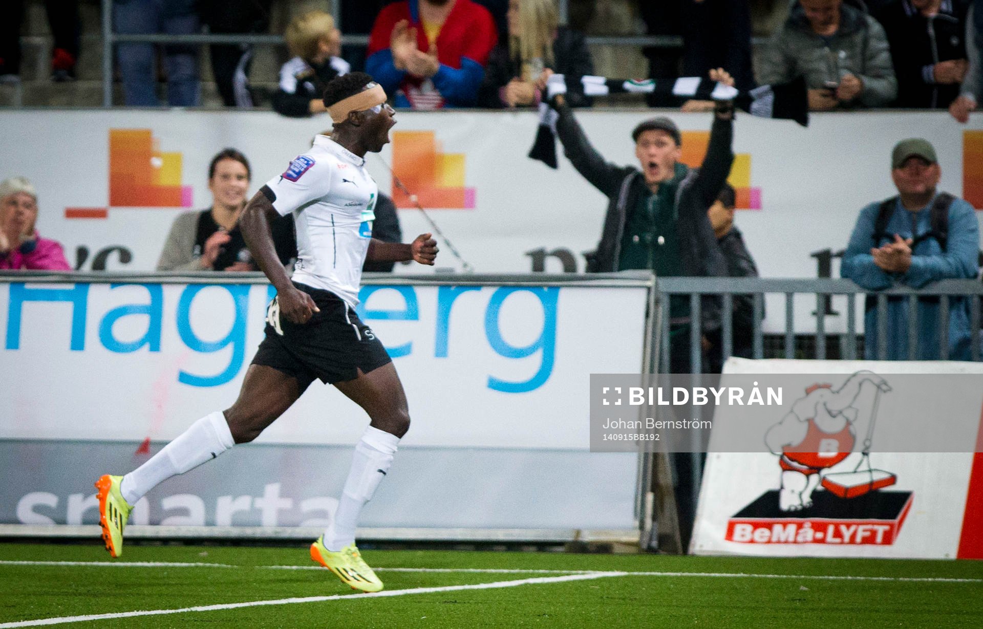 Örebros Alhassan Kamara gör 2-0 på straff och jublar i