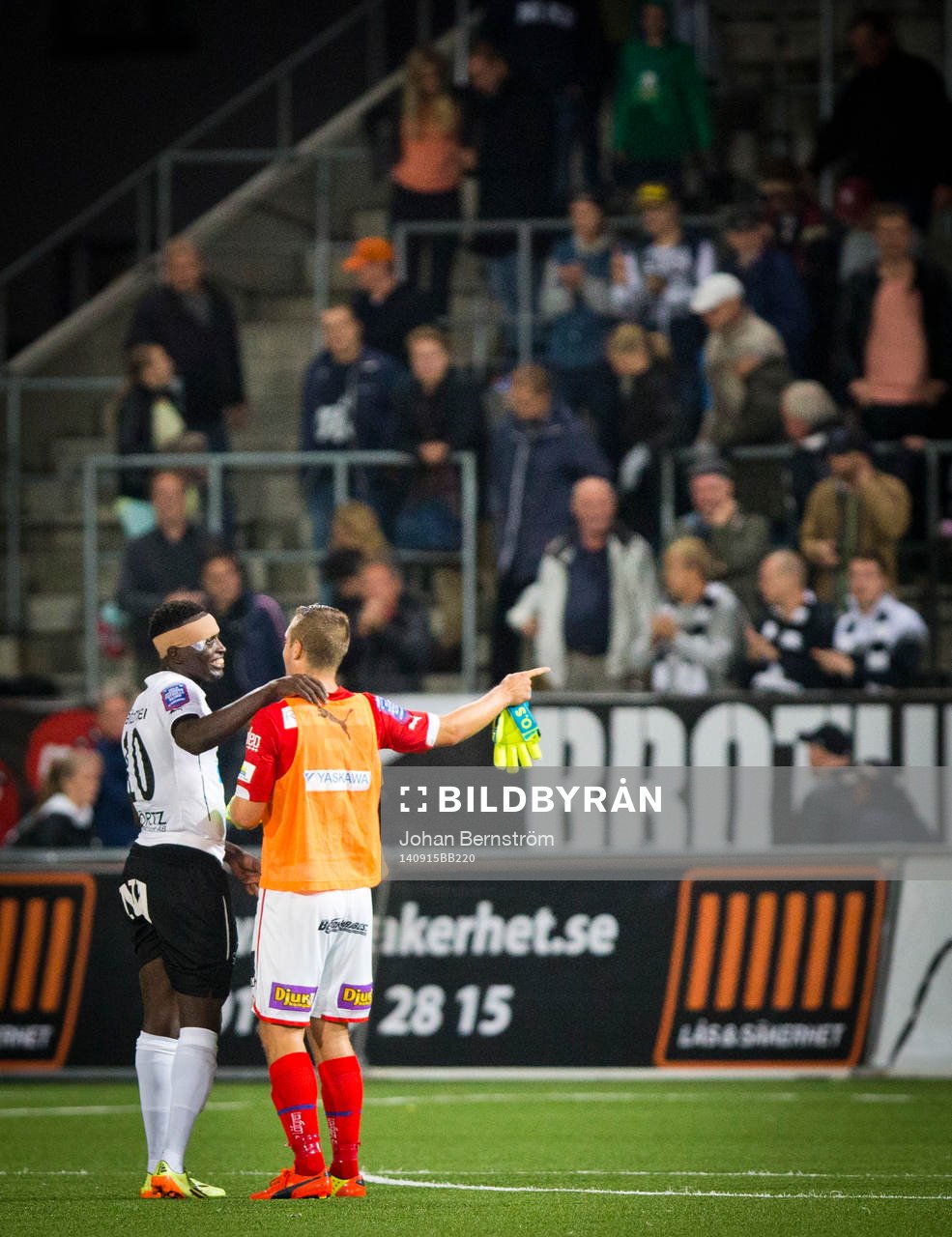Kalmars Mats Solheim får ställa sig i mål och pratar med