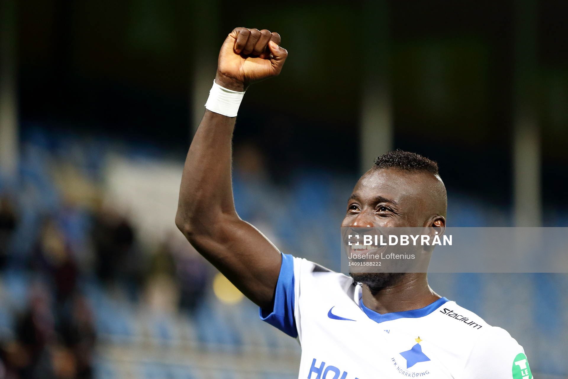 Norrköpings Alhaji Kamara ser glad ut och tackar publiken