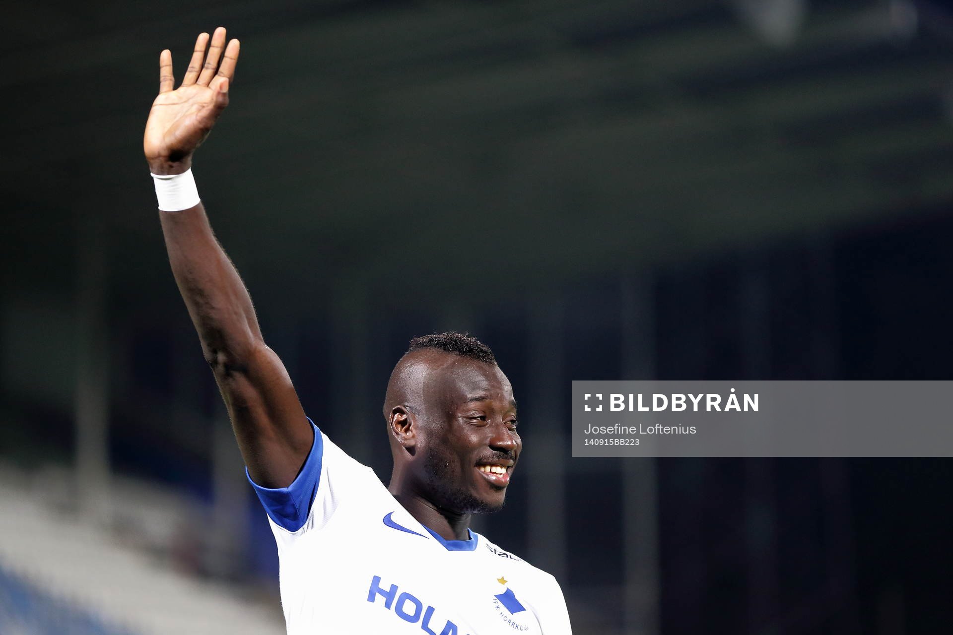 Norrköpings Alhaji Kamara ser glad ut och tackar publiken