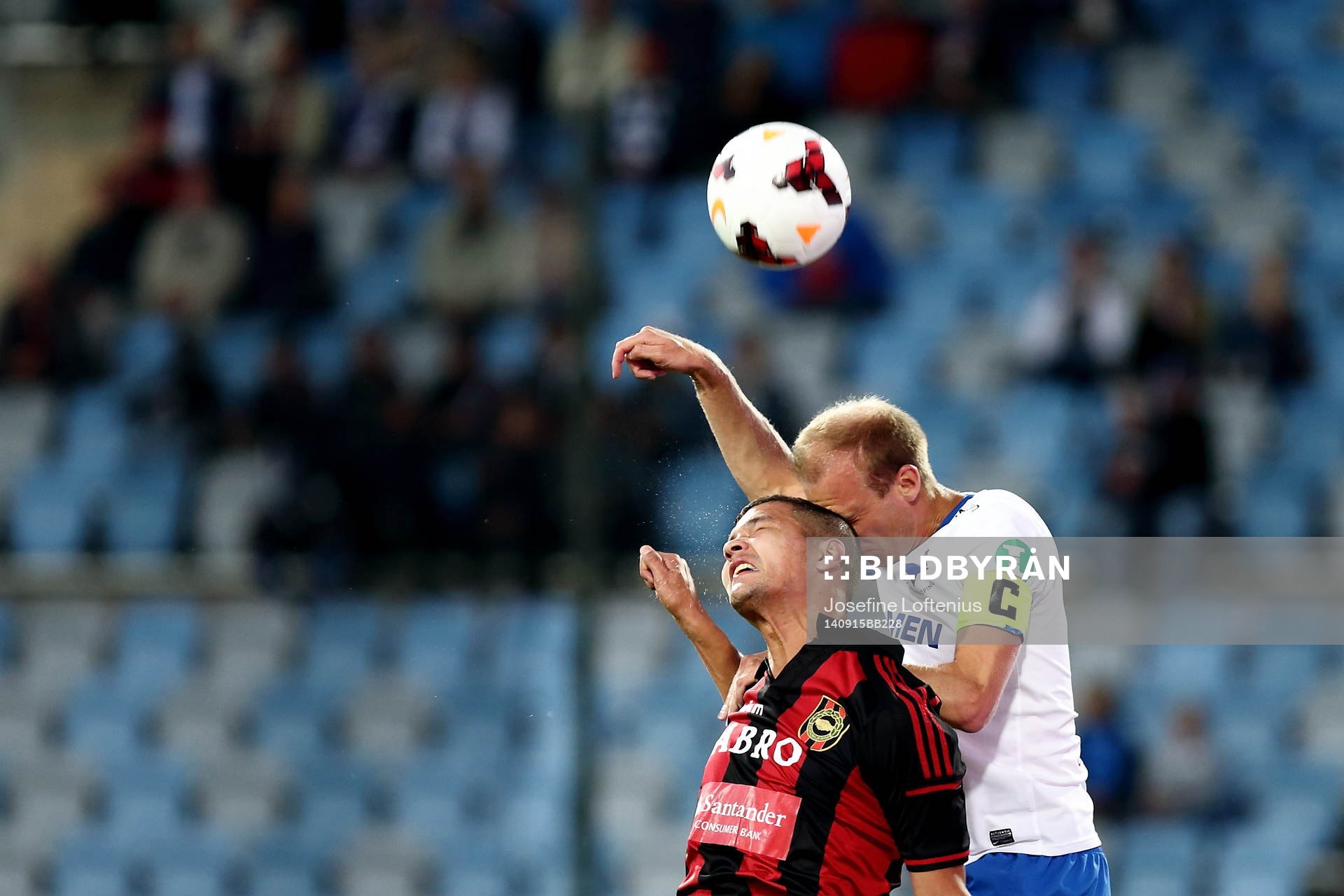 Norrköpings Andreas Johansson och Brommapojkarnas Mauricio Albornoz i nickduell under fotbollsmatchen i Allsvenskan mellan Norrköping och Brommapojkarna den 15 september 2014 i Norrköping.