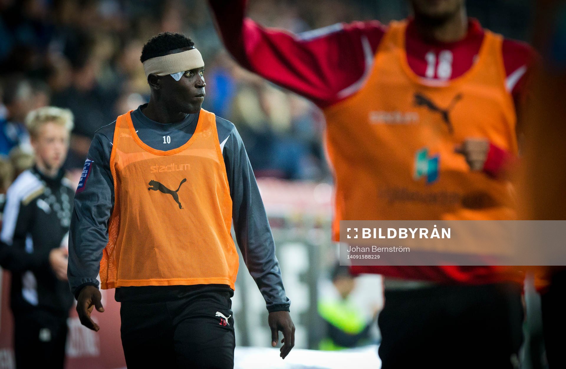 Örebros Alhassan Kamara värmer upp innan han blir inbytt