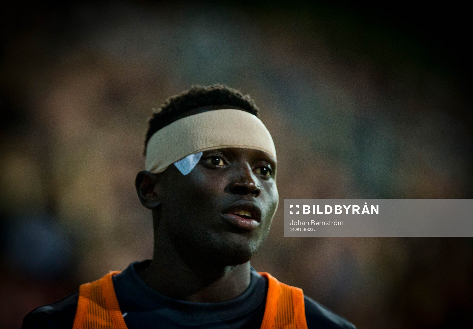 Örebros Alhassan Kamara värmer upp innan han blir inbytt