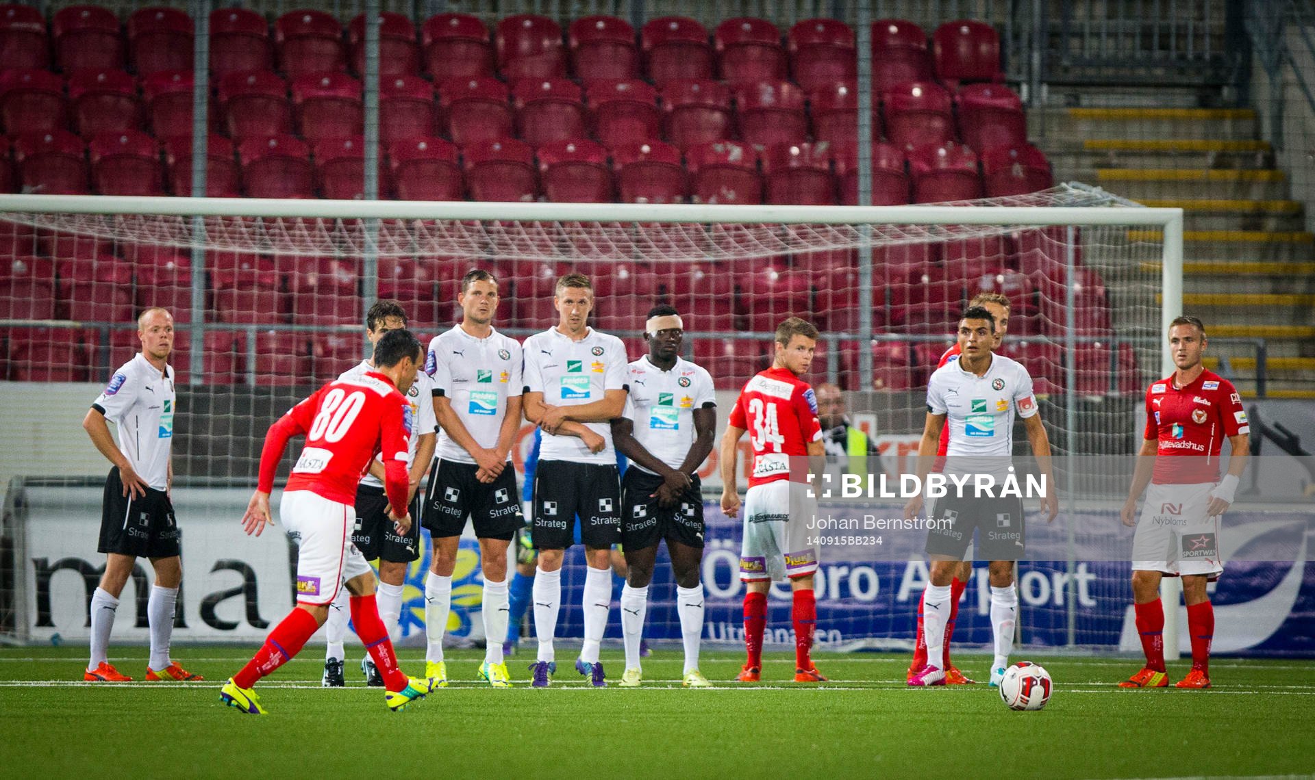 Kalmars Nenad Djordjevic skjuter frispark mellan Örebro