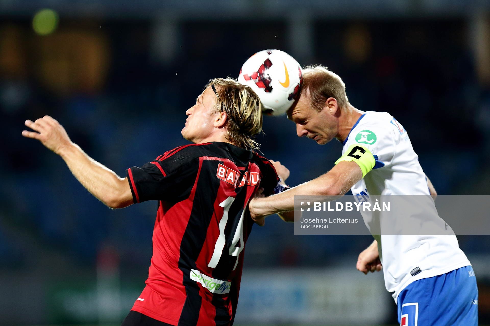 Norrköpings Andreas Johansson och Brommapojkarnas Nicklas Bärkroth i nickduell under fotbollsmatchen i Allsvenskan mellan Norrköping och Brommapojkarna den 15 september 2014 i Norrköping.
