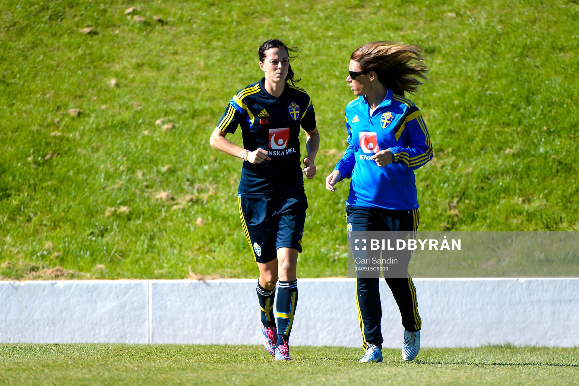 Lotta Schelin tränar med sjukgymnast Karin Schröder under en träning med landslaget i fotboll den 15 september 2014 i Göteborg.