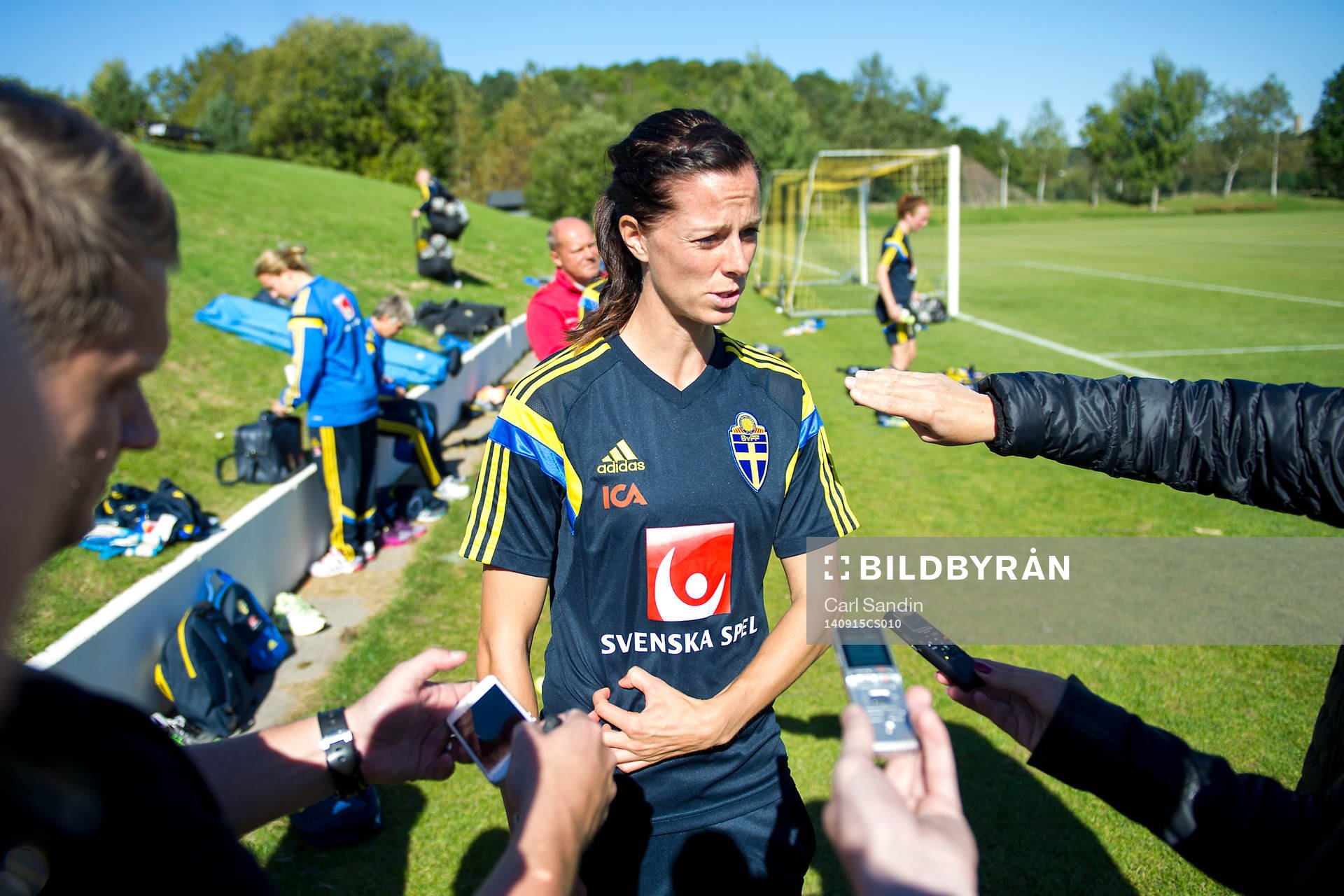 Lotta Schelin blir intervjuad