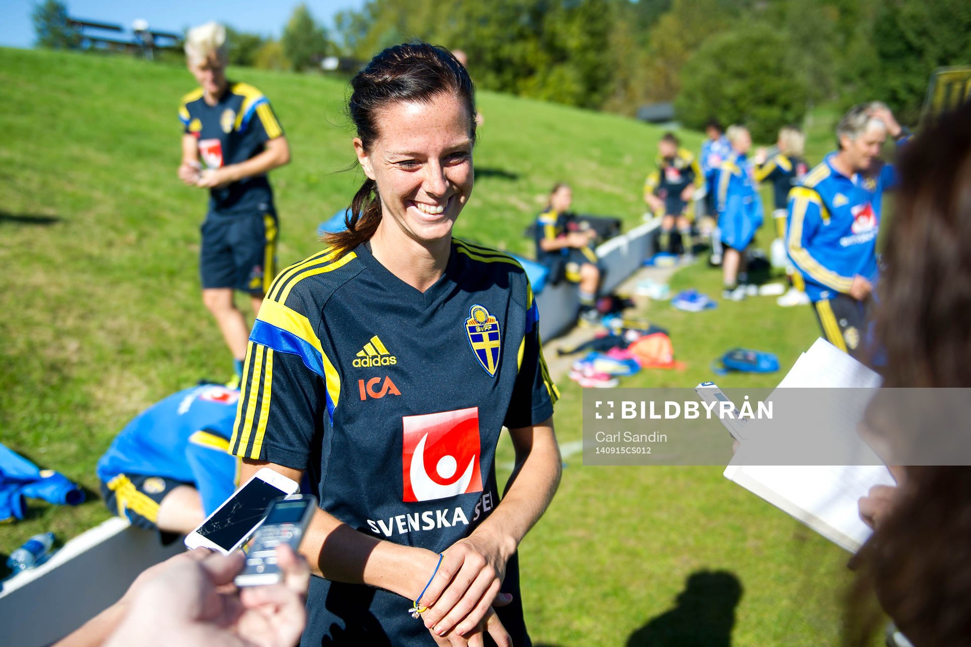 Lotta Schelin blir intervjuad