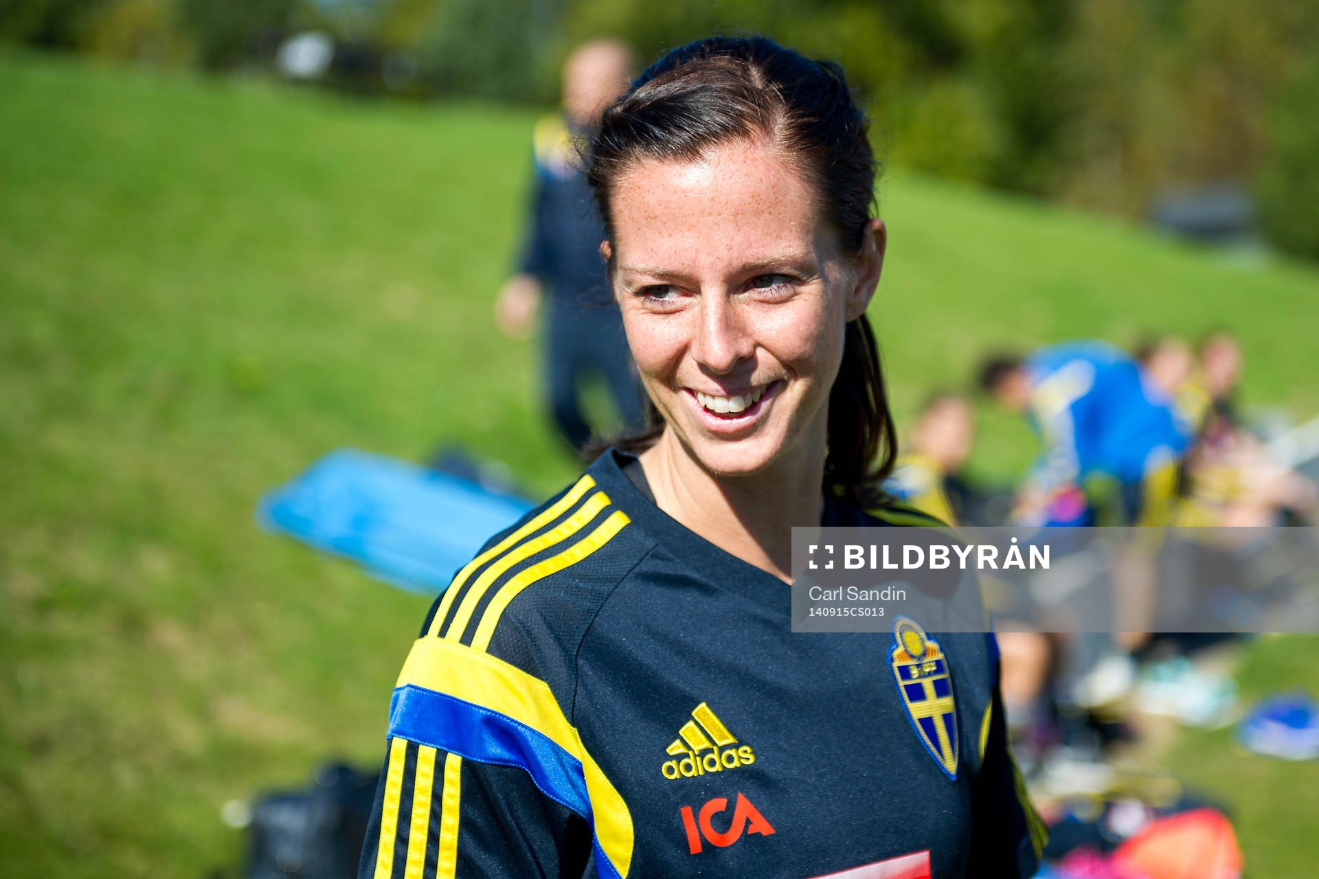 Lotta Schelin blir intervjuad