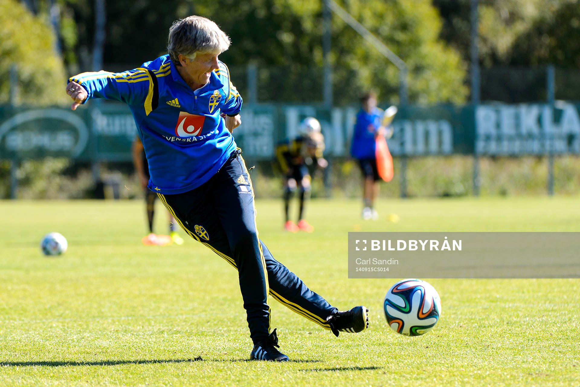 Förbundskapten Pia Sundhage skjuter en boll under en träning med landslaget i fotboll den 15 september 2014 i Göteborg.