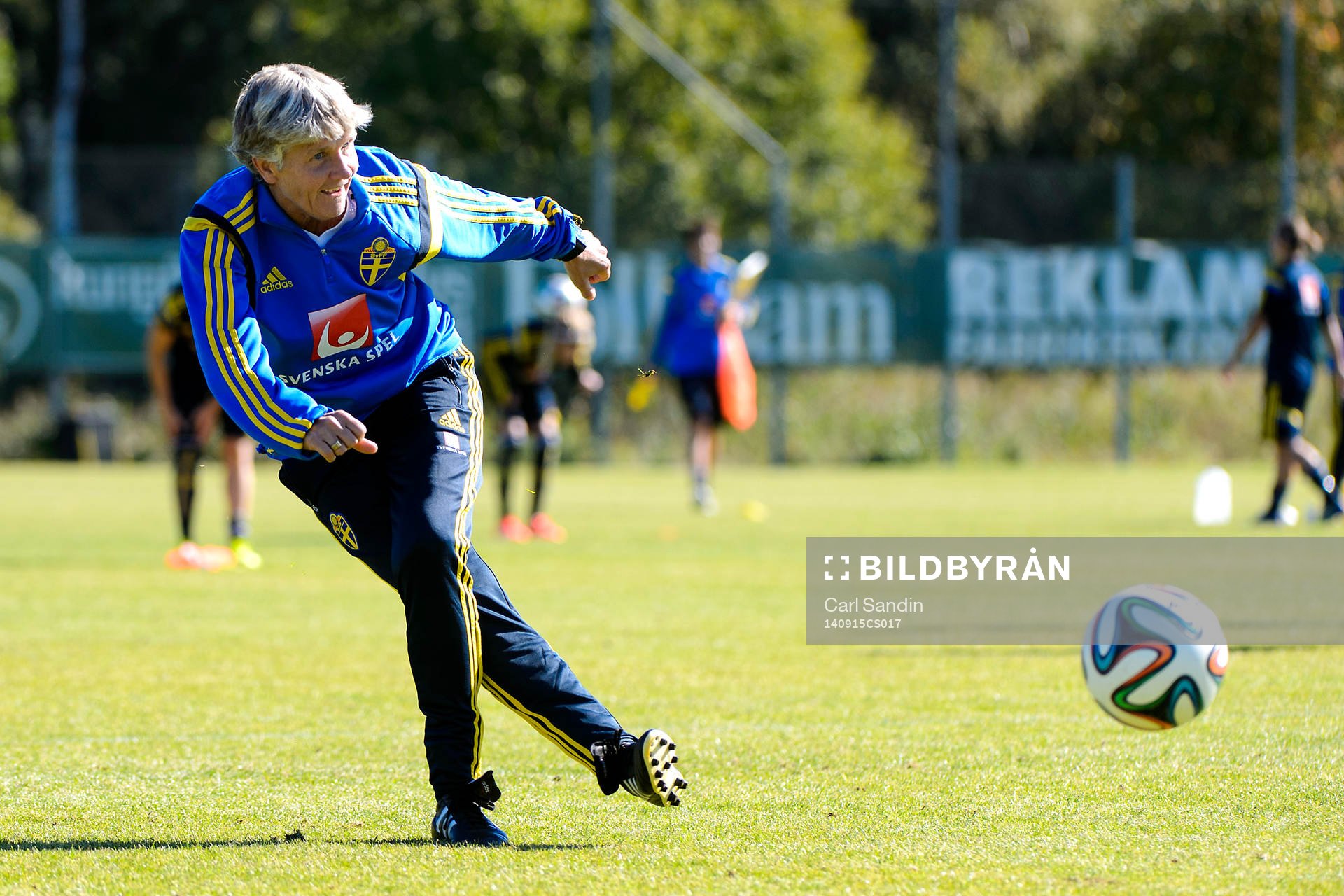 Förbundskapten Pia Sundhage skjuter en boll