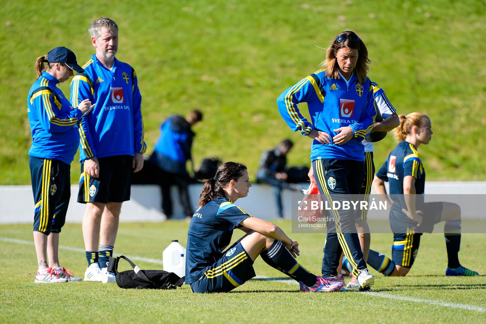 Lotta Schelin sitter på planen under en träning med landslaget i fotboll den 15 september 2014 i Göteborg.