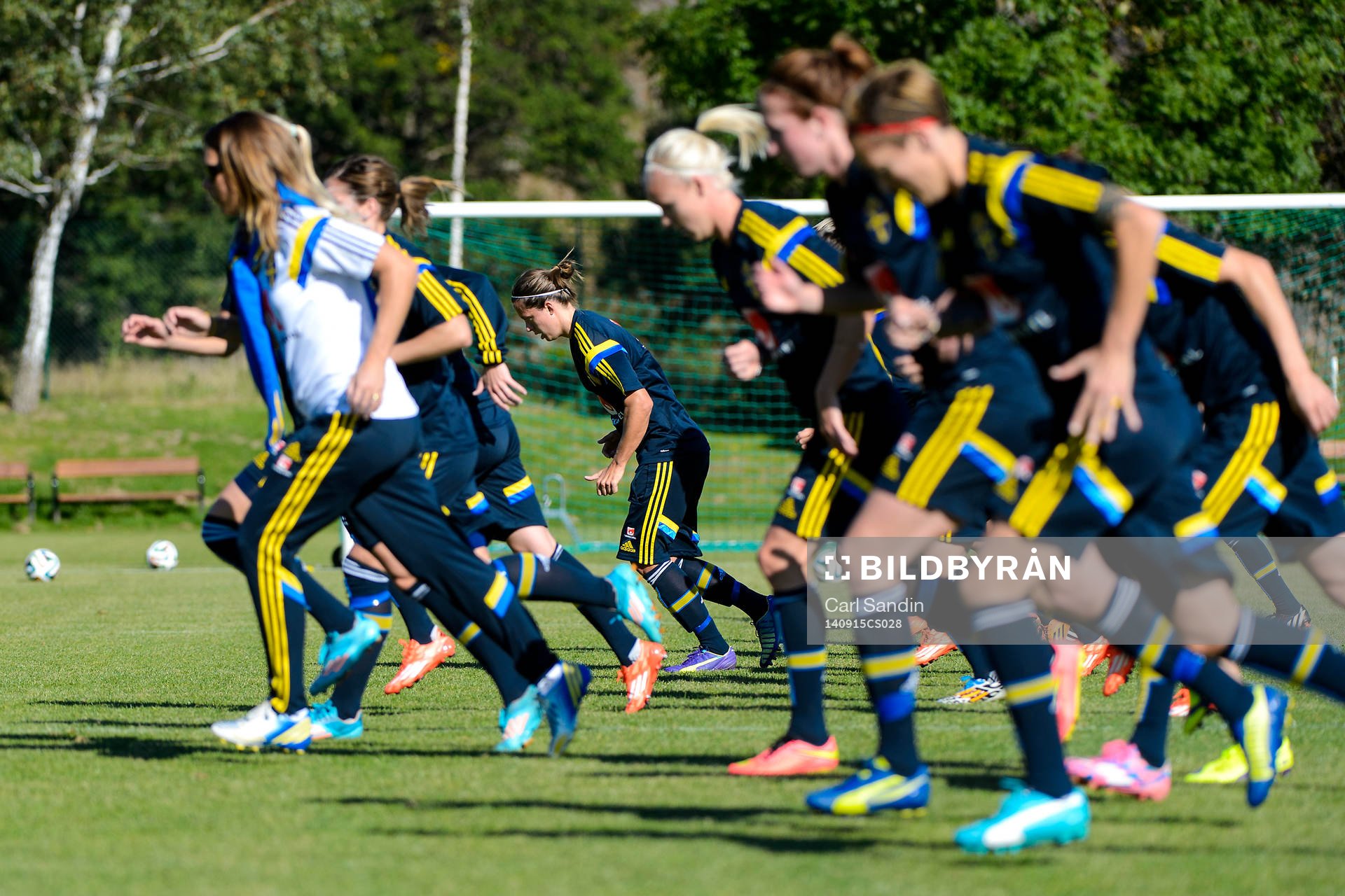 Lina Nilsson värmer upp med resten av laget