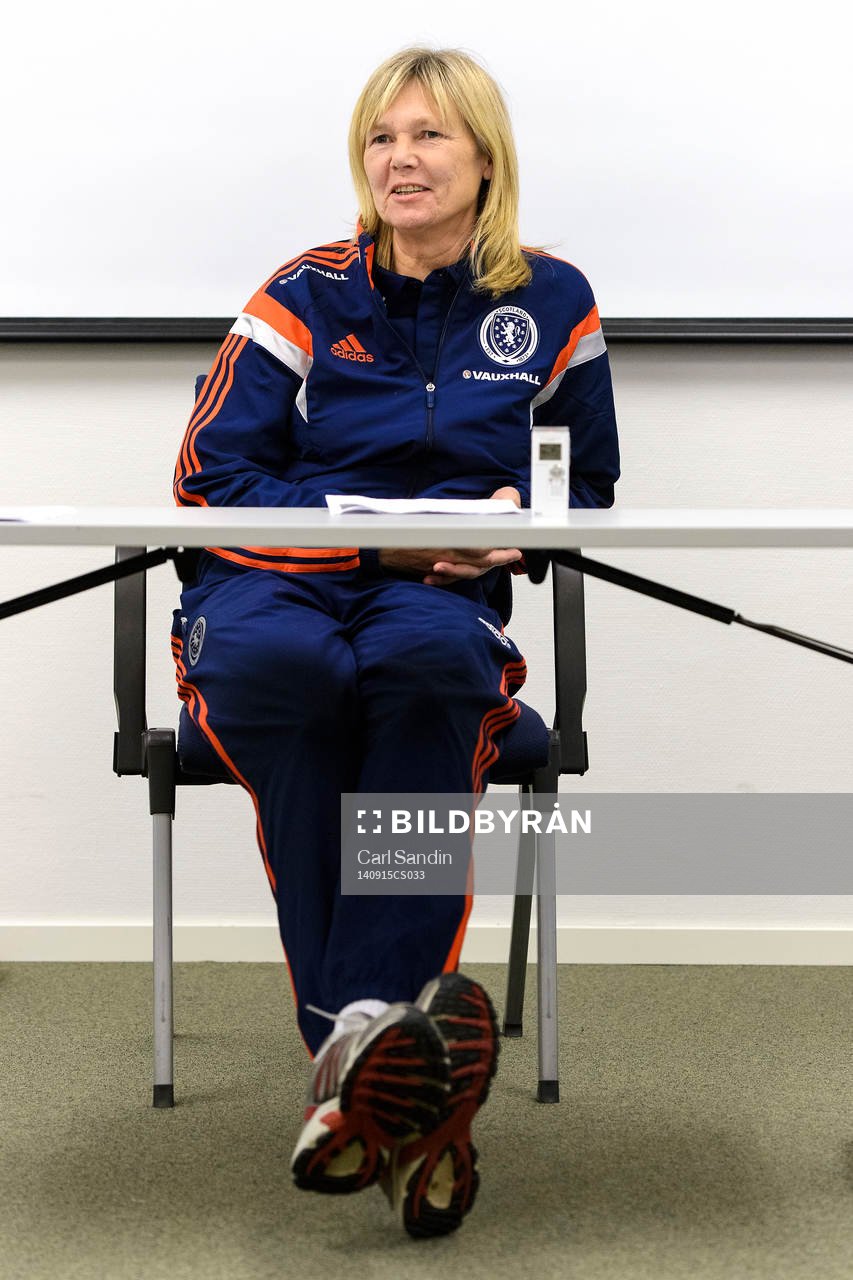 Skottlands förbundskapten Anna Signeul under pressträff med Skottlands landslag i fotboll den 15 september 2014 i Göteborg.
