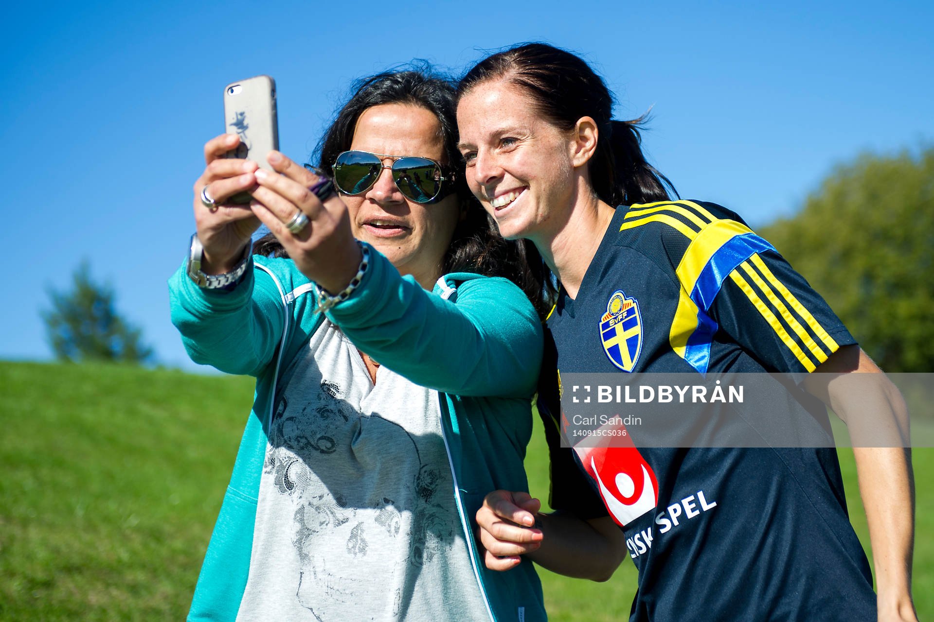 En supporter tar en selfie med Lotta Schelin