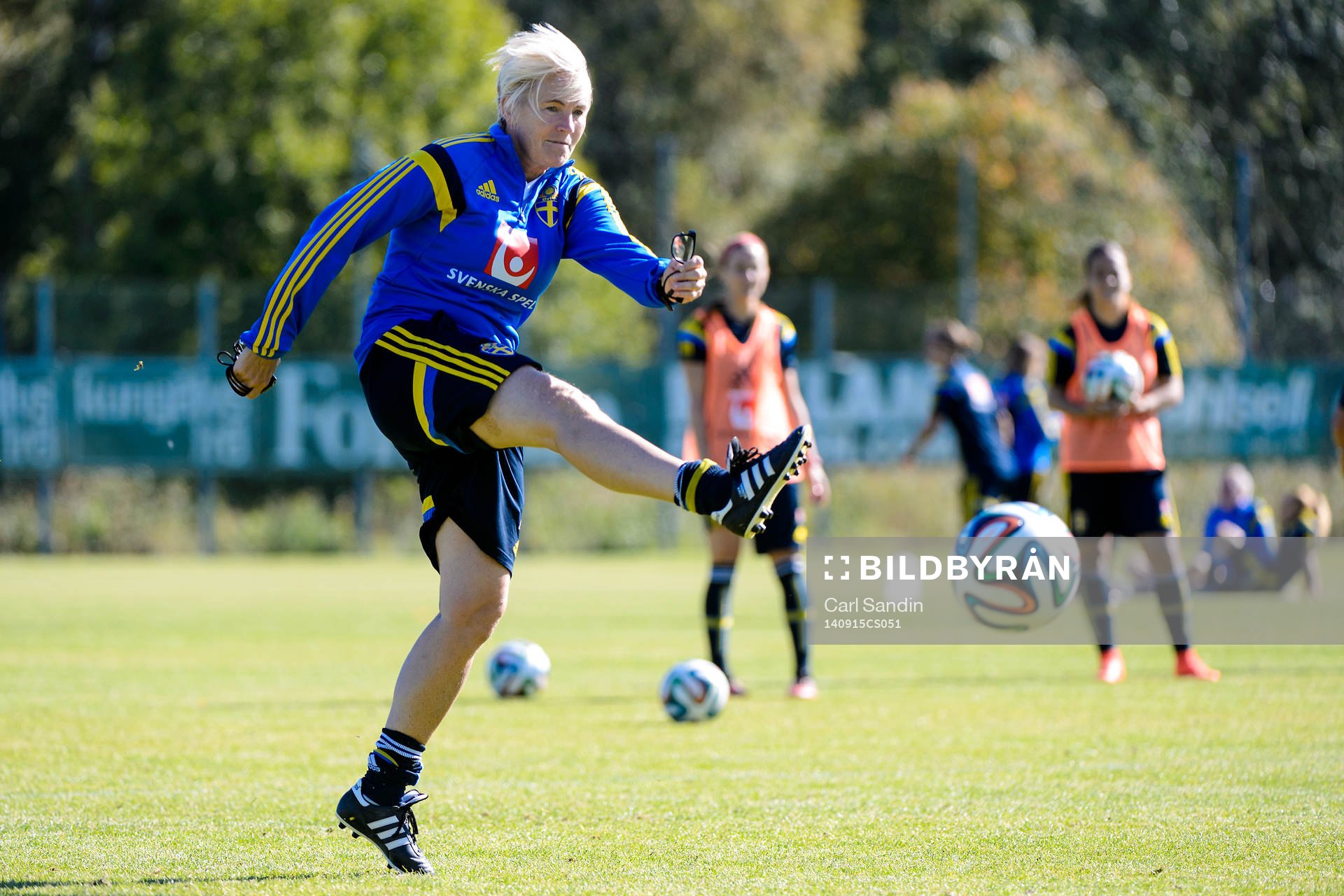Assisterande förbundskapten Lilie Persson skjuter en boll under en träning med landslaget i fotboll den 15 september 2014 i Göteborg.