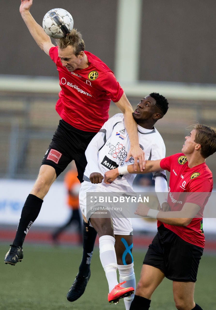 Simon Henningsson från LB07 och Dennis Antwi från Rosengård under matchen mellan LB07 och Rosengård den 15 September 2014 i Malmö