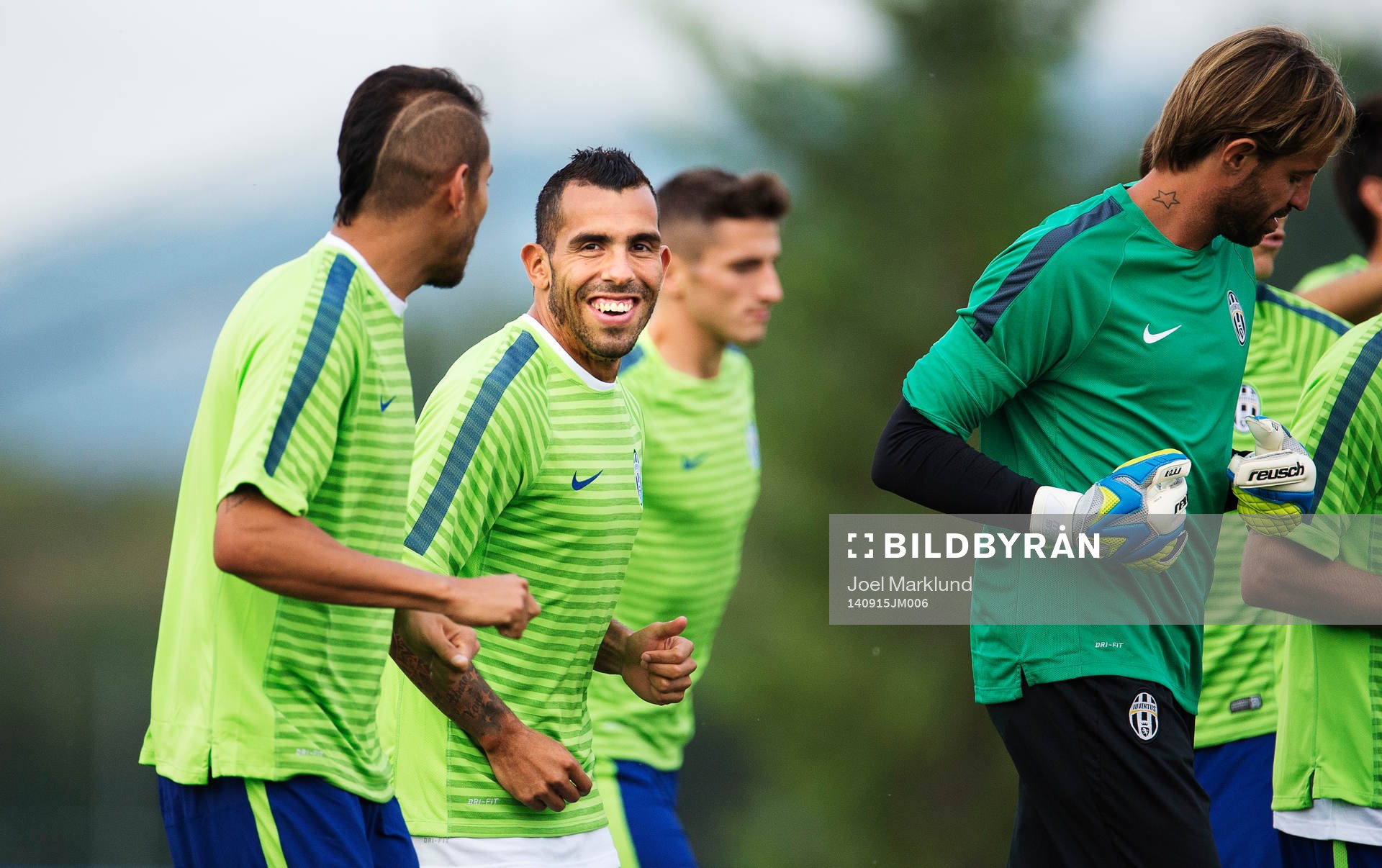 Juventus Carlos Tevez skrattar under en träning inför Champions League-gruppspelet den 15 september 2014 i Turin.