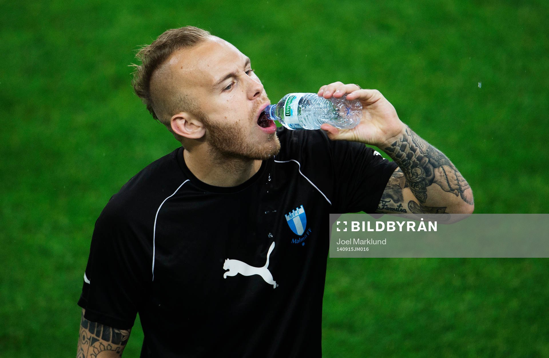 s Magnus Eriksson dricker vatten