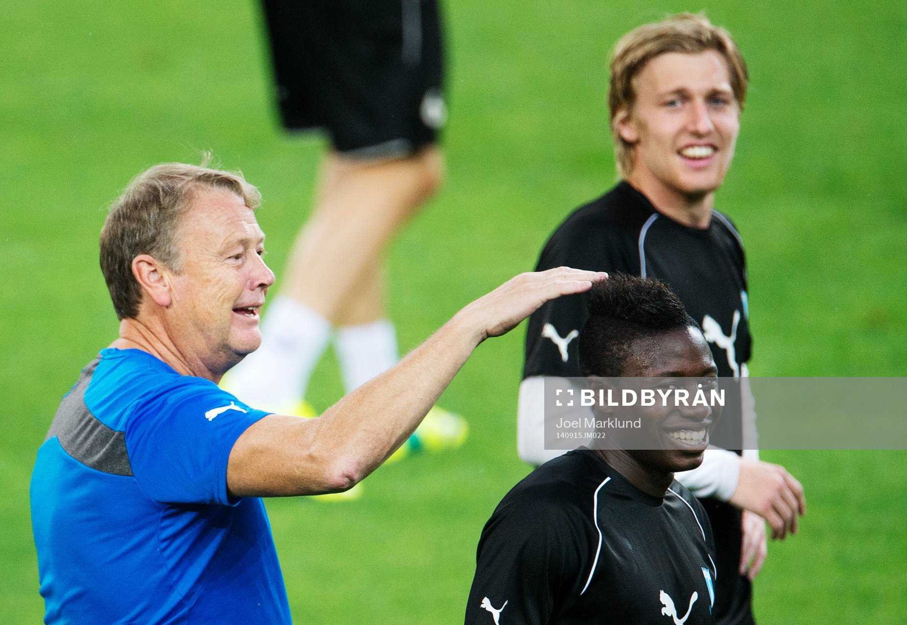 s tränare Åge Hareide skojar med Pa Konate framför Emil