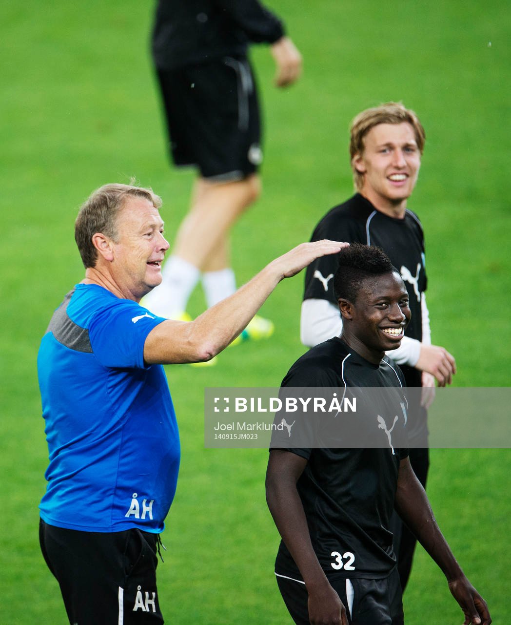 Malmö FF:s tränare Åge Hareide skojar med Pa Konate framför Emil Forsberg på grund av hans hår under en träning inför Champions League-gruppspelet den 15 september 2014 i Turin.
