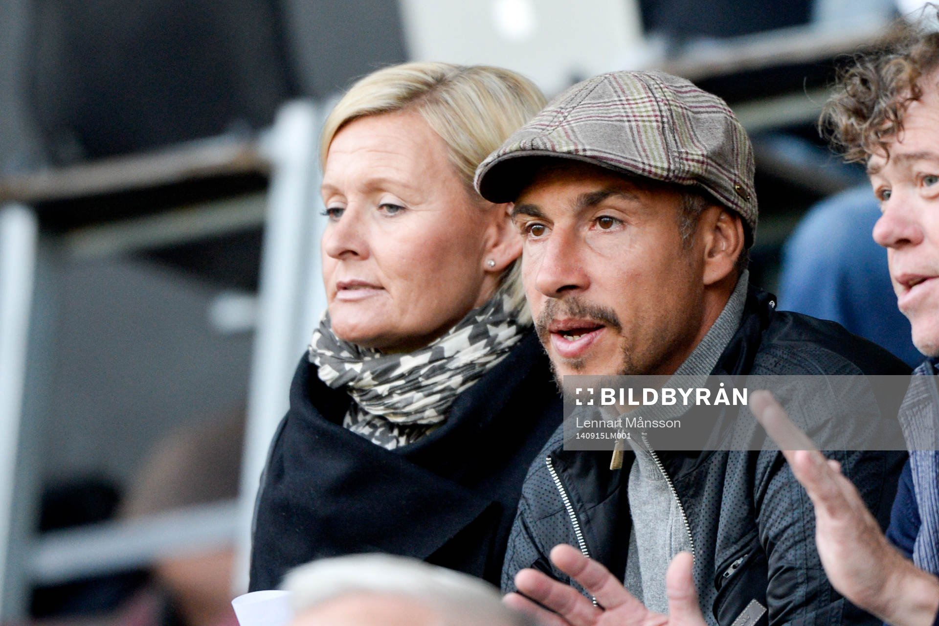 Falkenbergs tränare Henrik Larsson på läktaren
