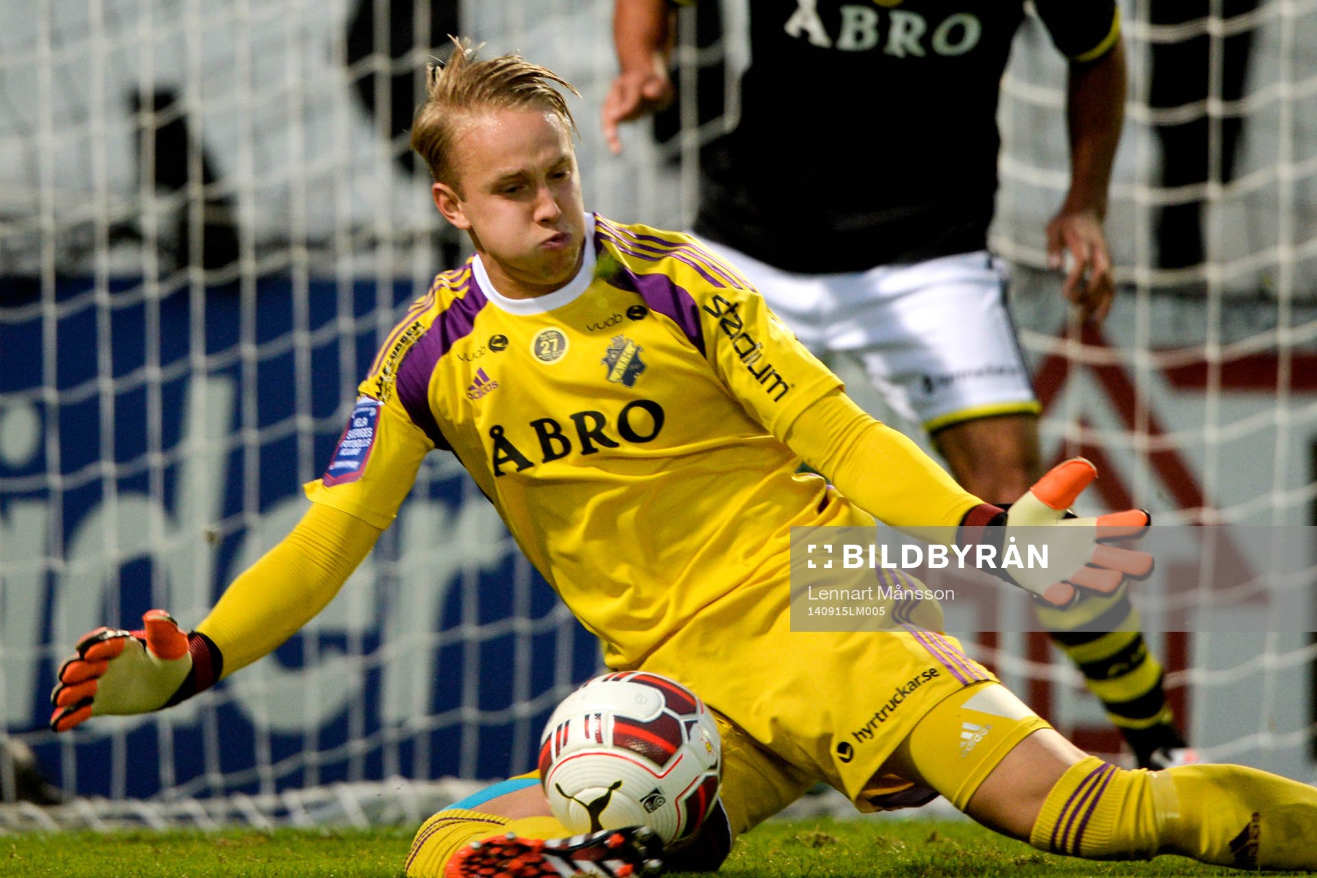 s målvakt Patrik Carlgren räddar